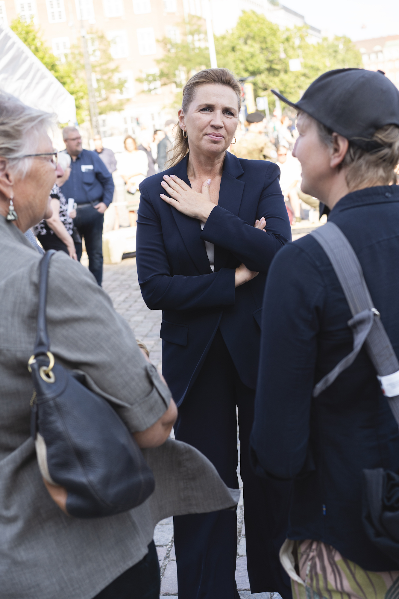 Statsminister Mette Frederiksen taler med pårørende på Christiansborg Slotsplads