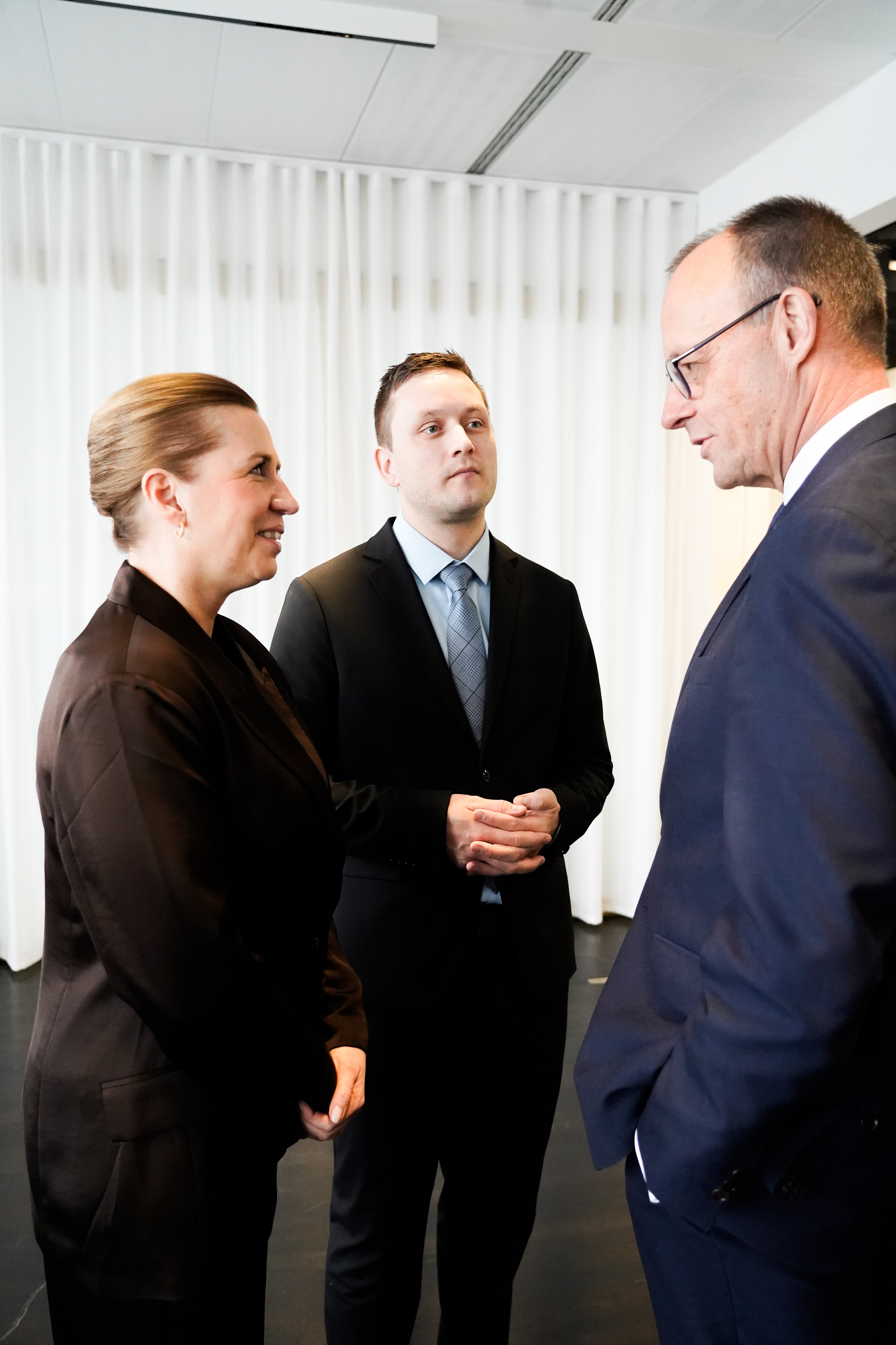 Statsministeren, formanden for Naalakkersuisut og kansler Merz