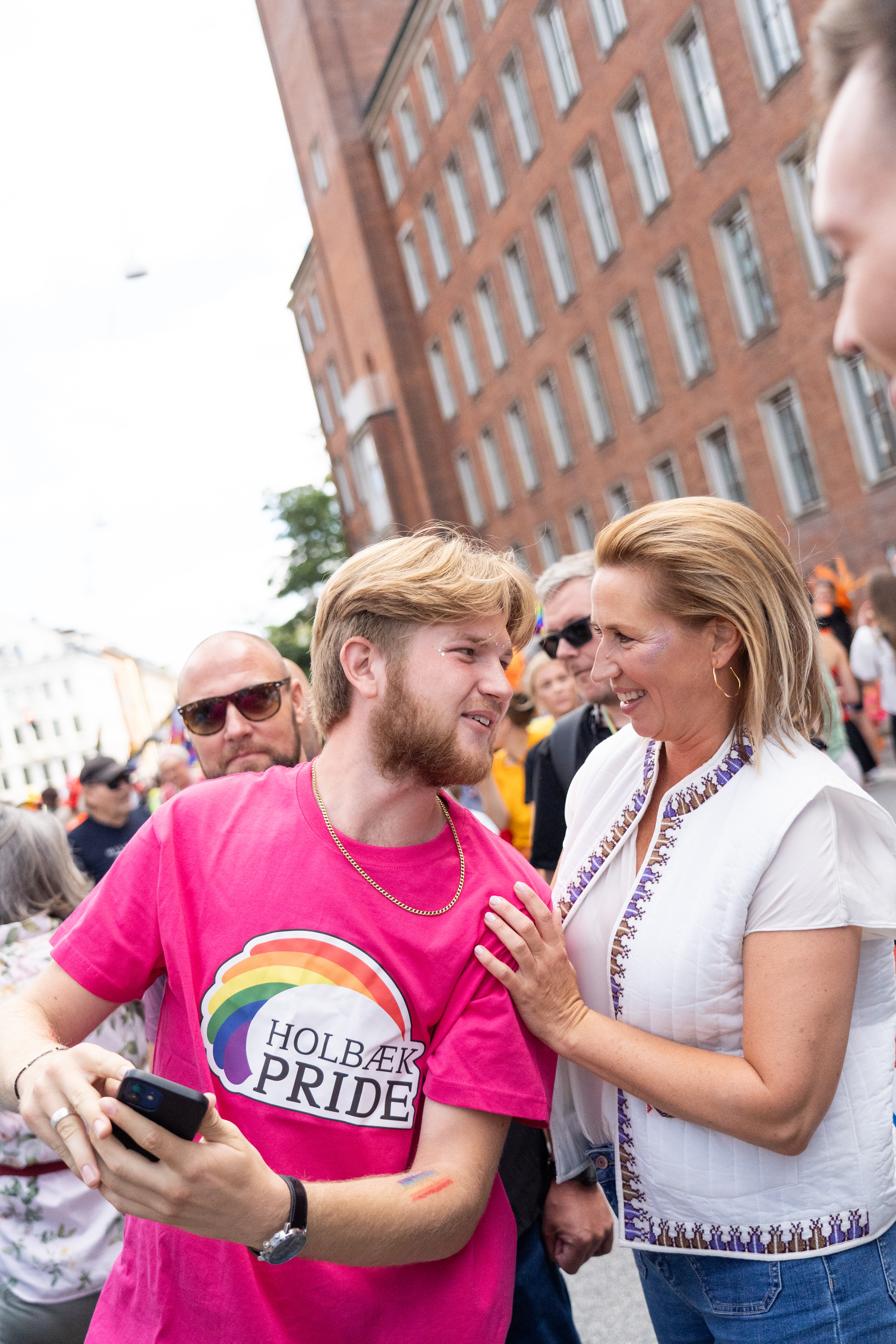 Statsminister Mette Frederiksen med Jacob, forperson for  Holbæk Pride