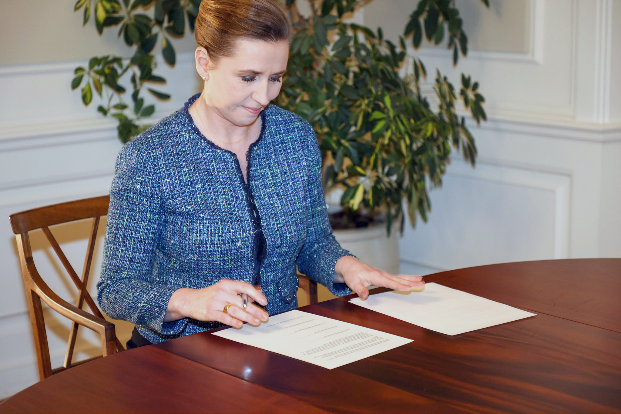 Statsminister Mette Frederiksen underskriver aftaletekst om nationalt kompromis om dansk sikkerhedspolitik.
