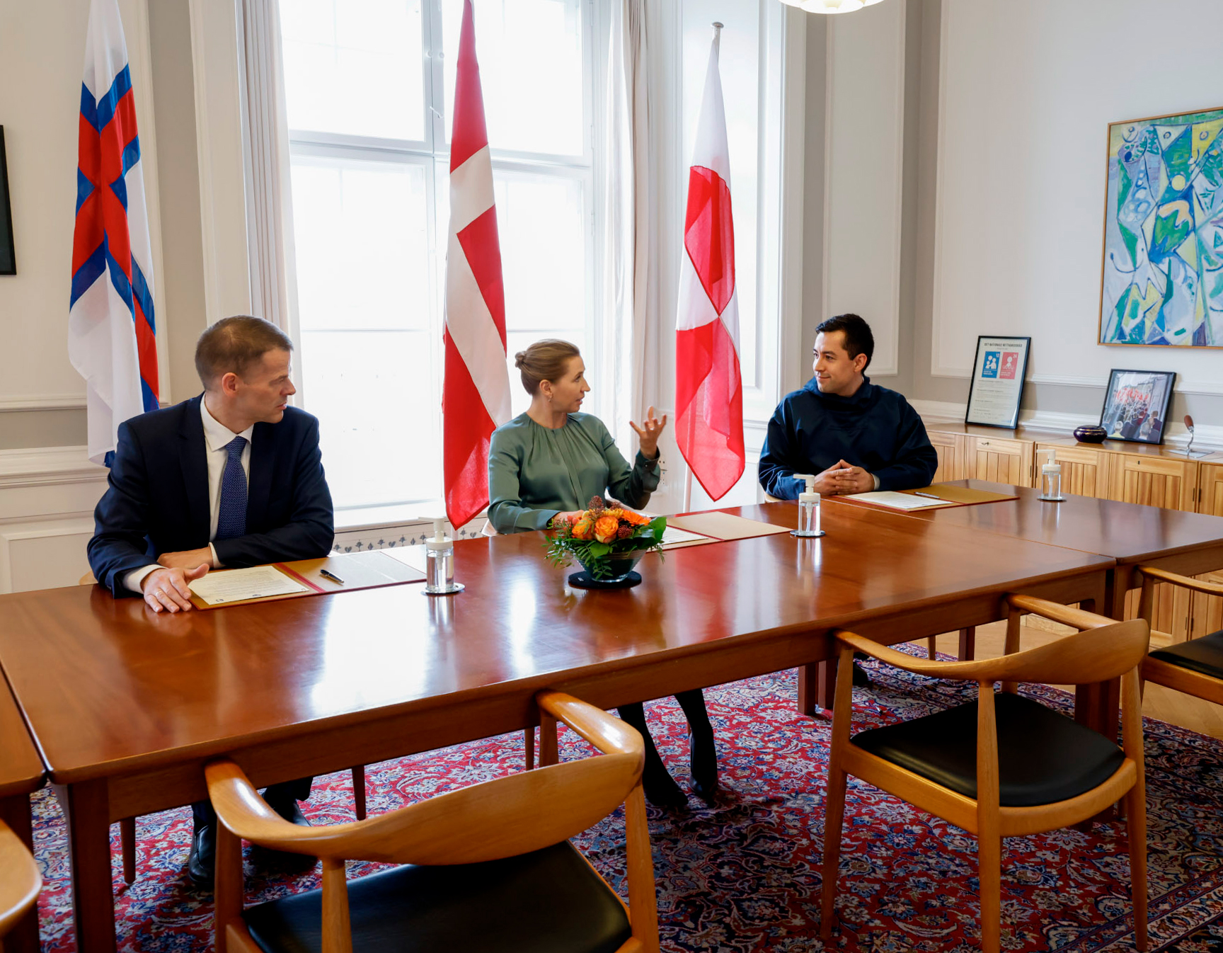 Færøernes lagmand Bárður á Steig Nielsen, statsminister Mette Frederiksen og Grønlands landsstyreformand Múte Bourup Egede taler sammen efter underskriftsceremoni.