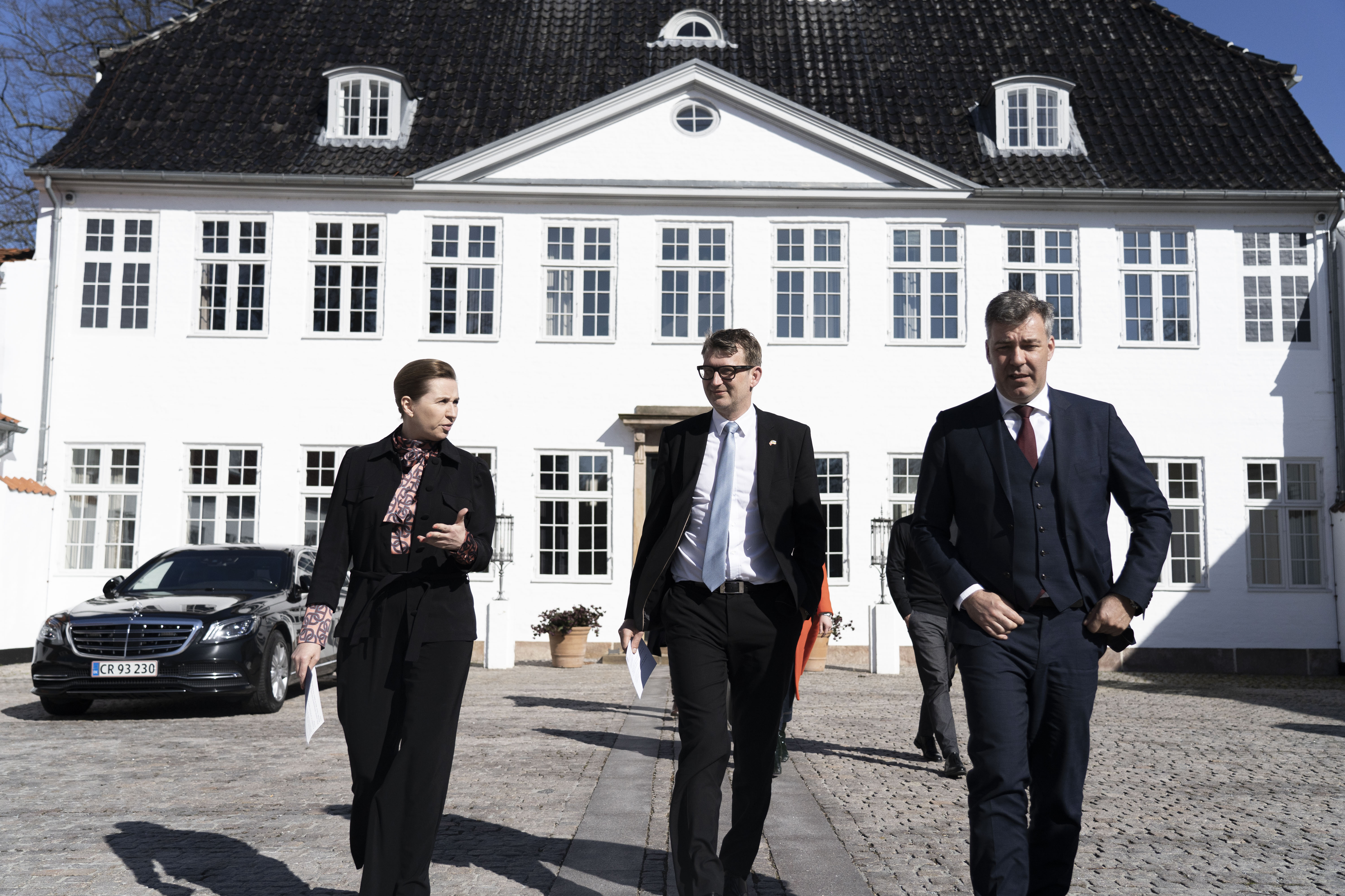 Statsminister Mette Frederiksen, fungerende forsvarsminister Troels Lund Poulsen og og klima-, energi- og forsyningsminister Lars Aagaard foran Marienborg
