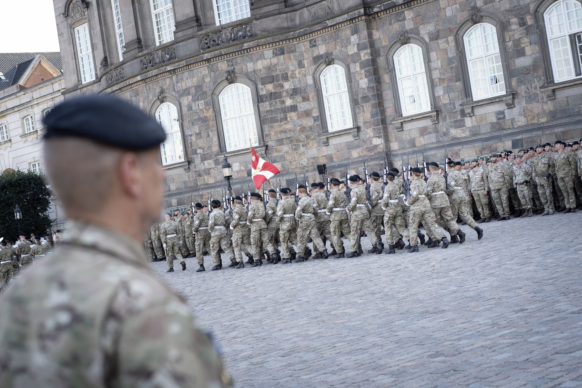Parade på Christiansborg Slotsplads i forbindelse med flagdag