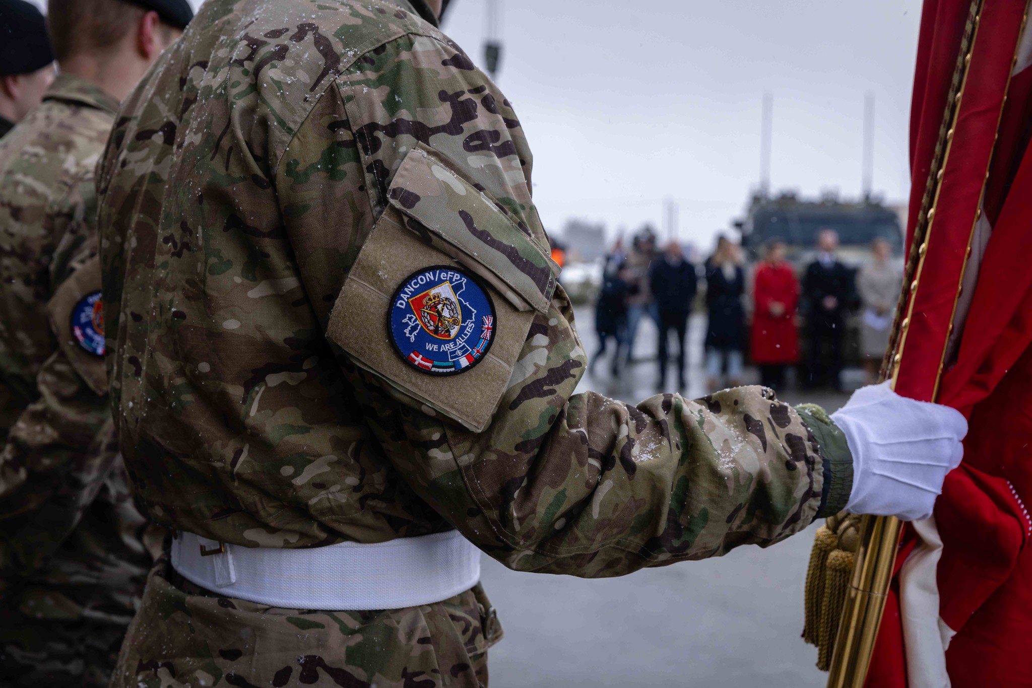 Dansk soldat holder med fane på militærbasen Tapa i Estland.
