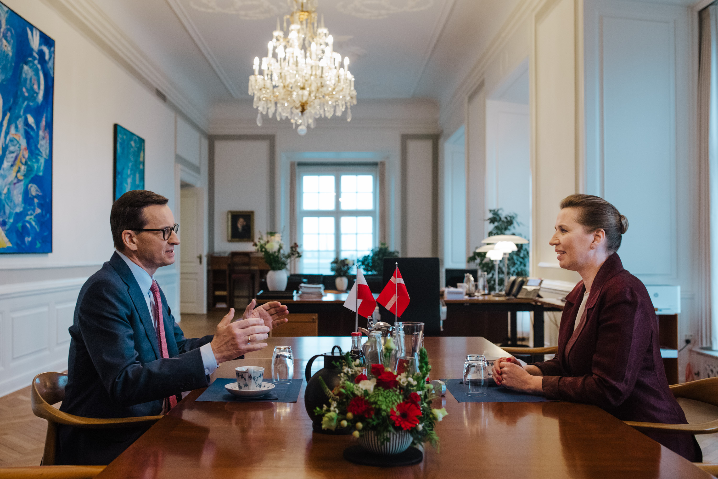 Statsminister Mette Frederiksen og Polens premierminister Mateusz Morawiecki i Statsministerens kontor