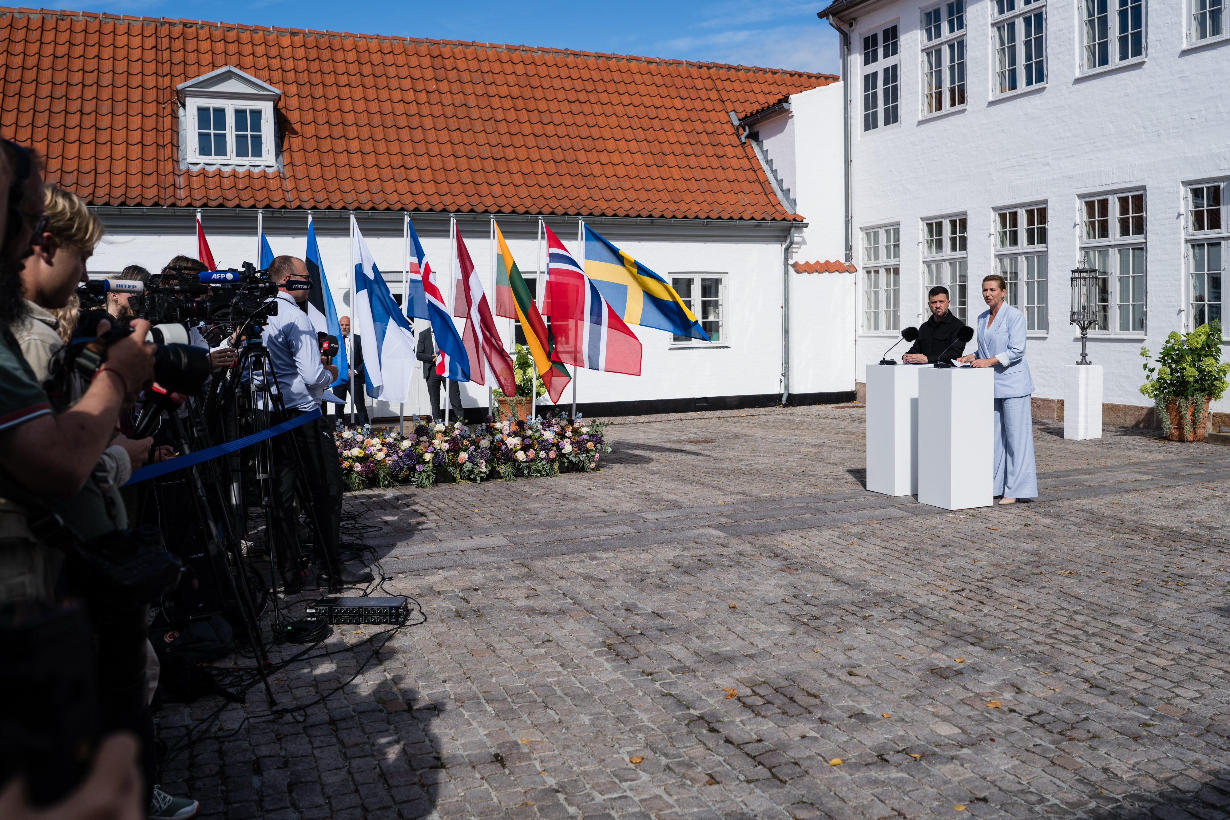 Statsminister Mette Frederiksen og præsident Zelenskyy ved doorstep
