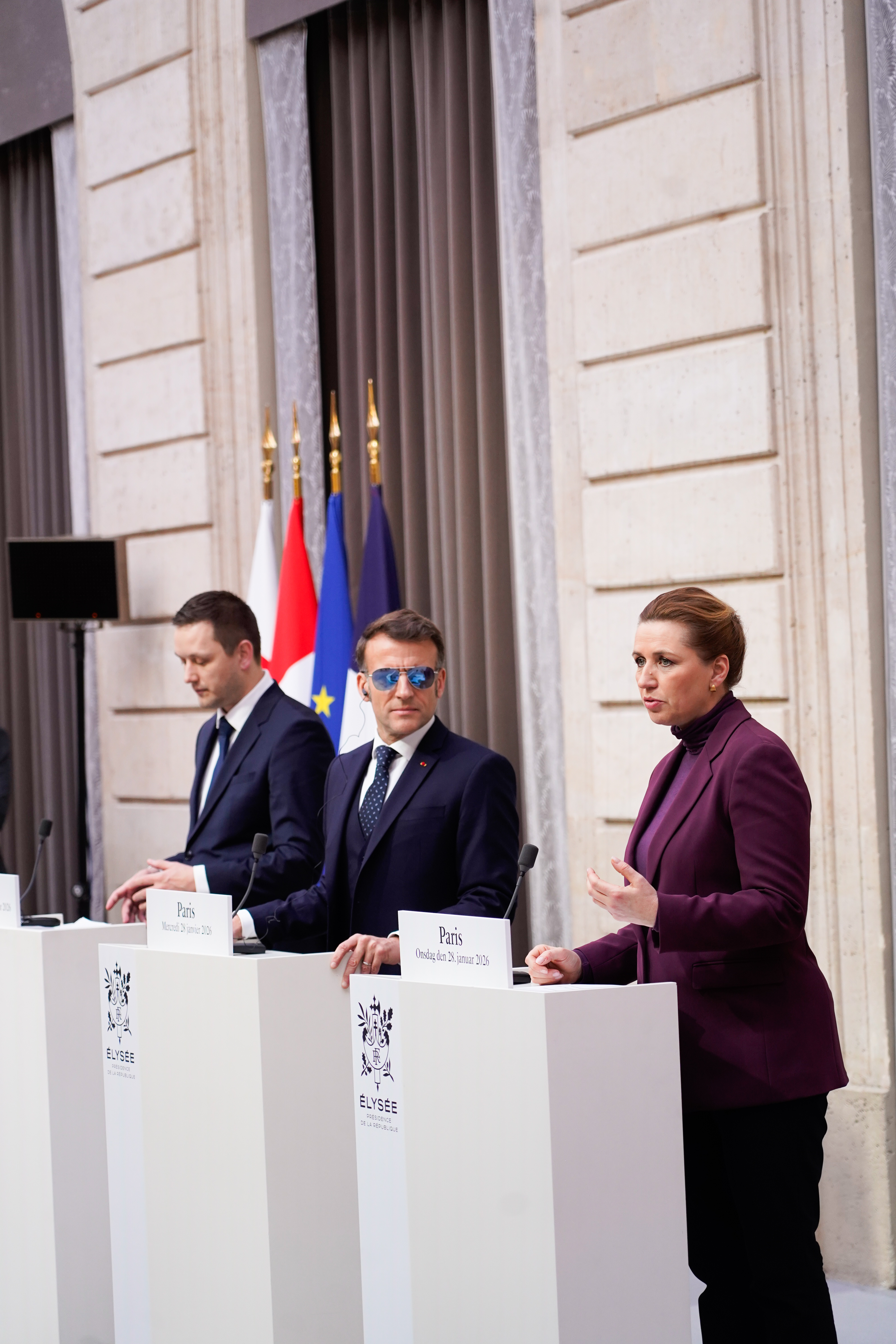 Statsministeren, formanden for Naalakkersuisut og Frankrigs præsident holder pressemøde