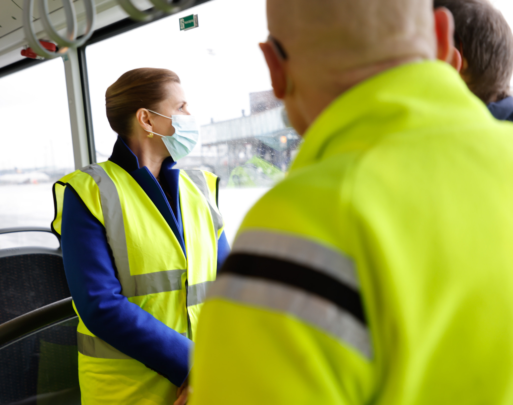 Statsminister Mette Frederiksen i bus på vej til hangar i Københavns Lufthavn under besøg med Pia Olsen Dyhr og Mai Villadsen.