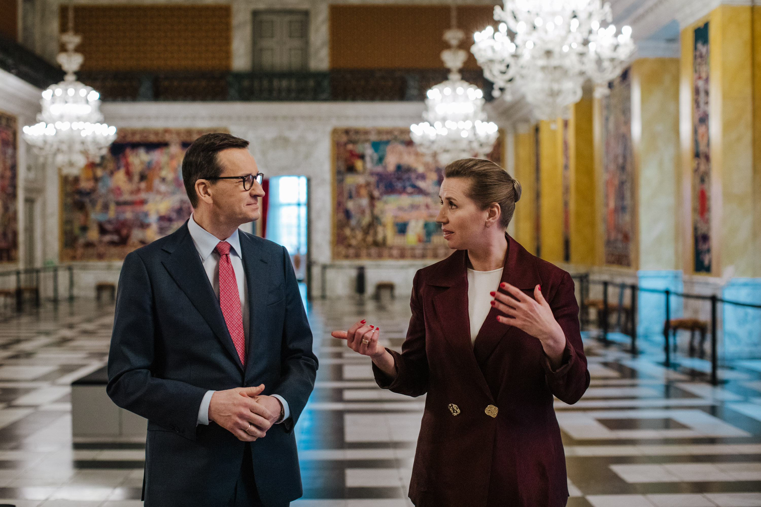 Statsminister Mette Frederiksen viser Polens premierminister Mateusz Morawiecki rundt i de Kongelige Repræsentationslokaler