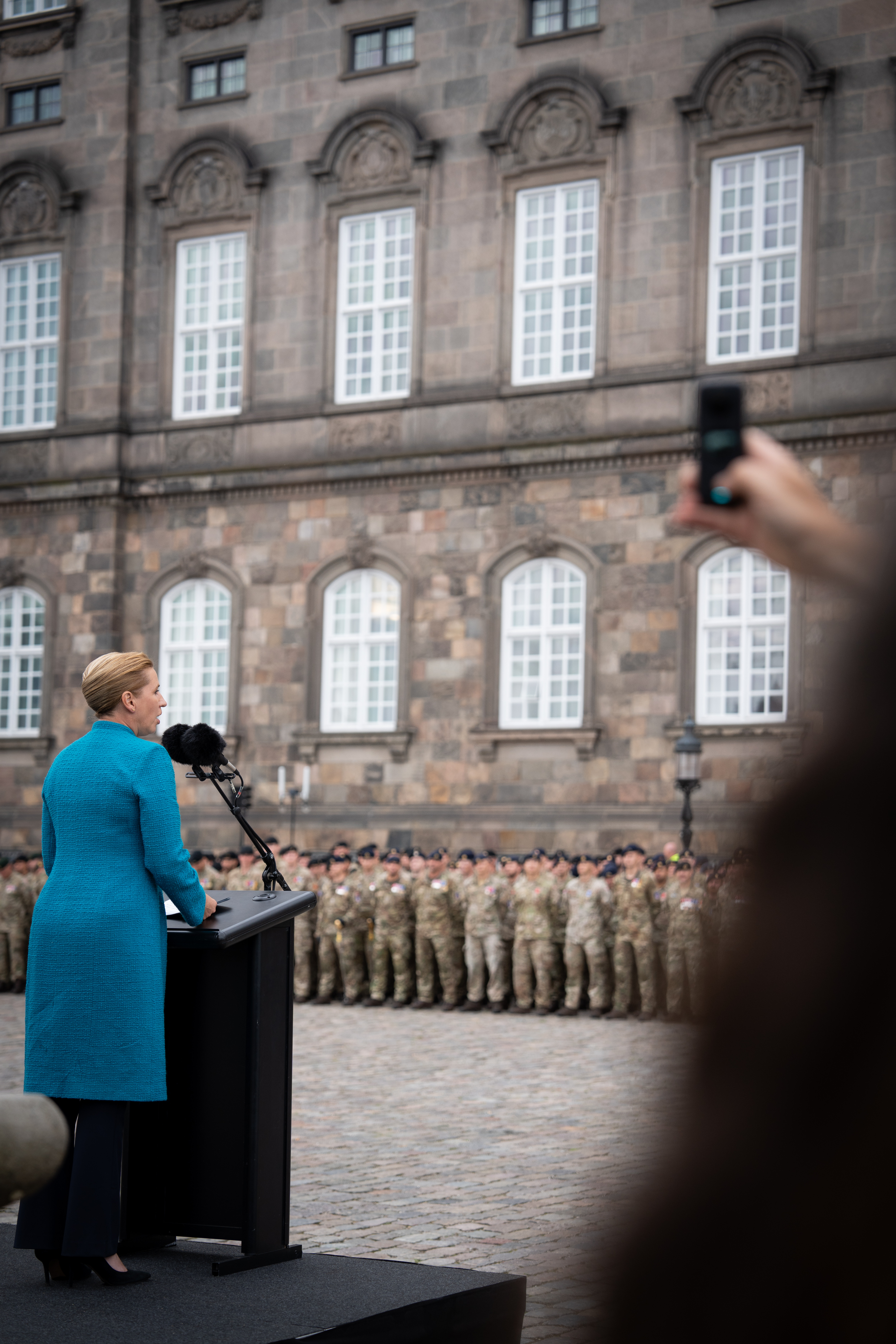 Statsminister Mette Frederiksen markerer flagdag på Christiansborgs slotsplads.