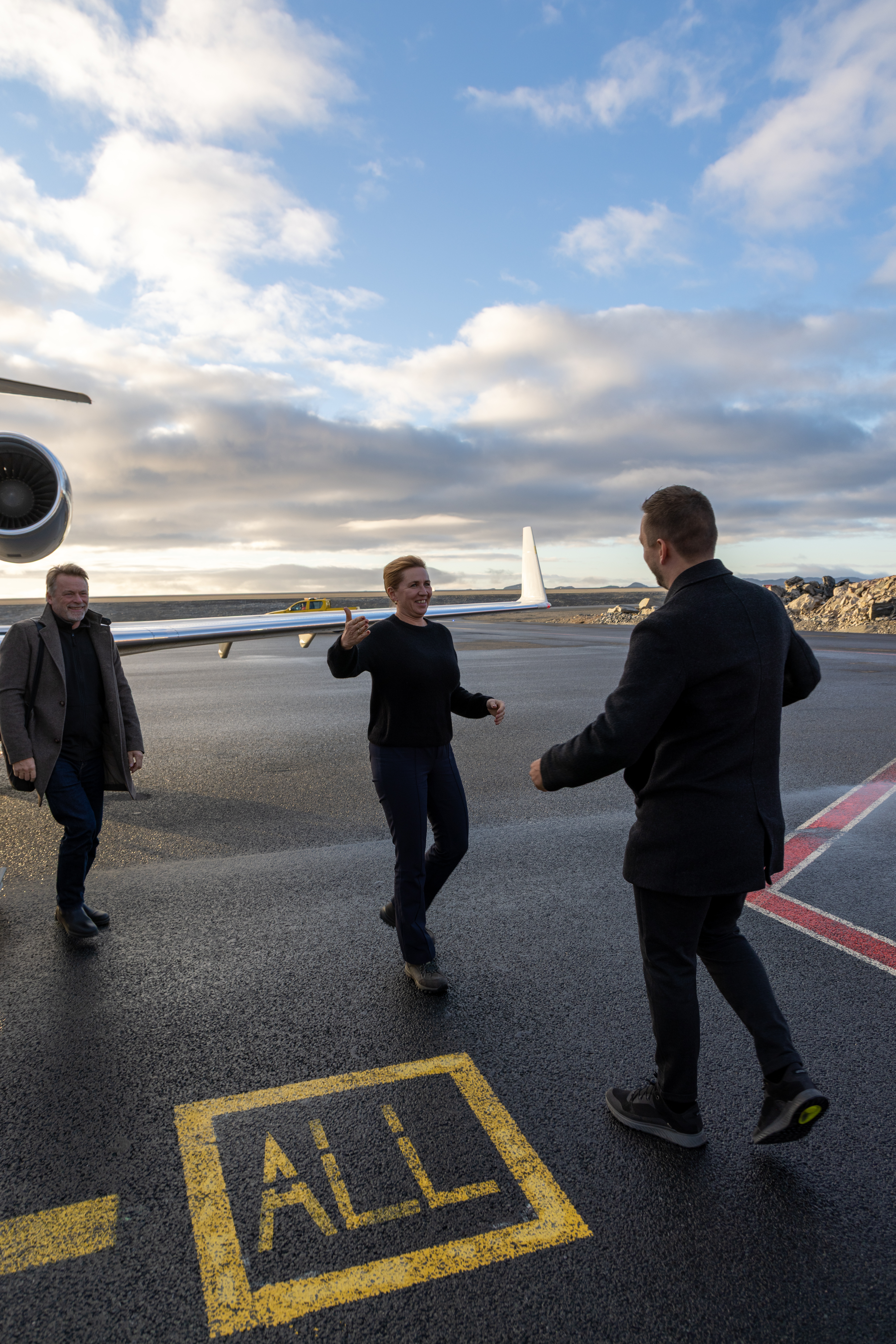 Statsminister Mette Frederiksen modtages af formanden for Naalakkersuisut Jens-Frederik Nielsen.