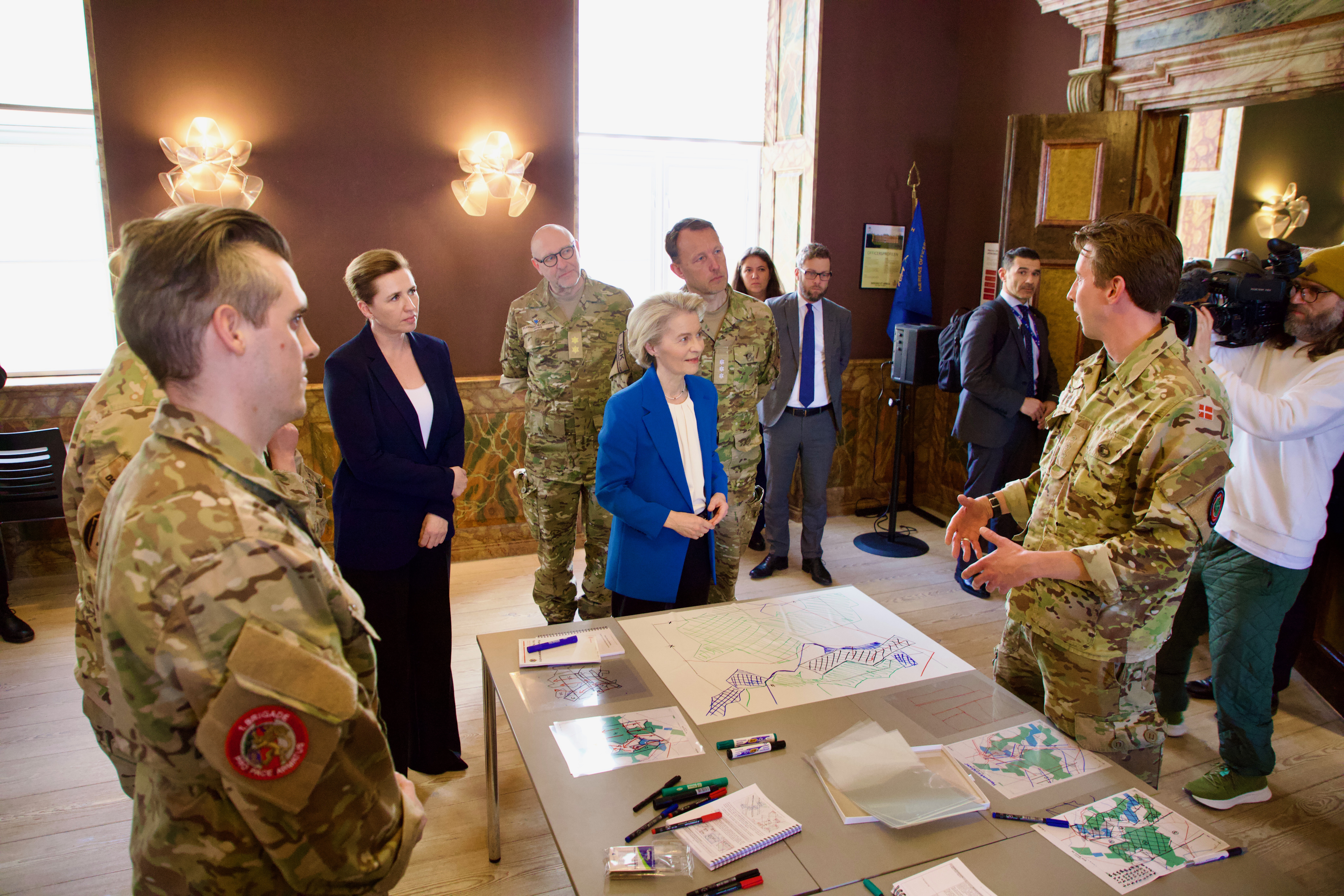 Statsminister Mette Frederiksen og kommissionsformand Ursula von der Leyen på Hærens Officersskole 