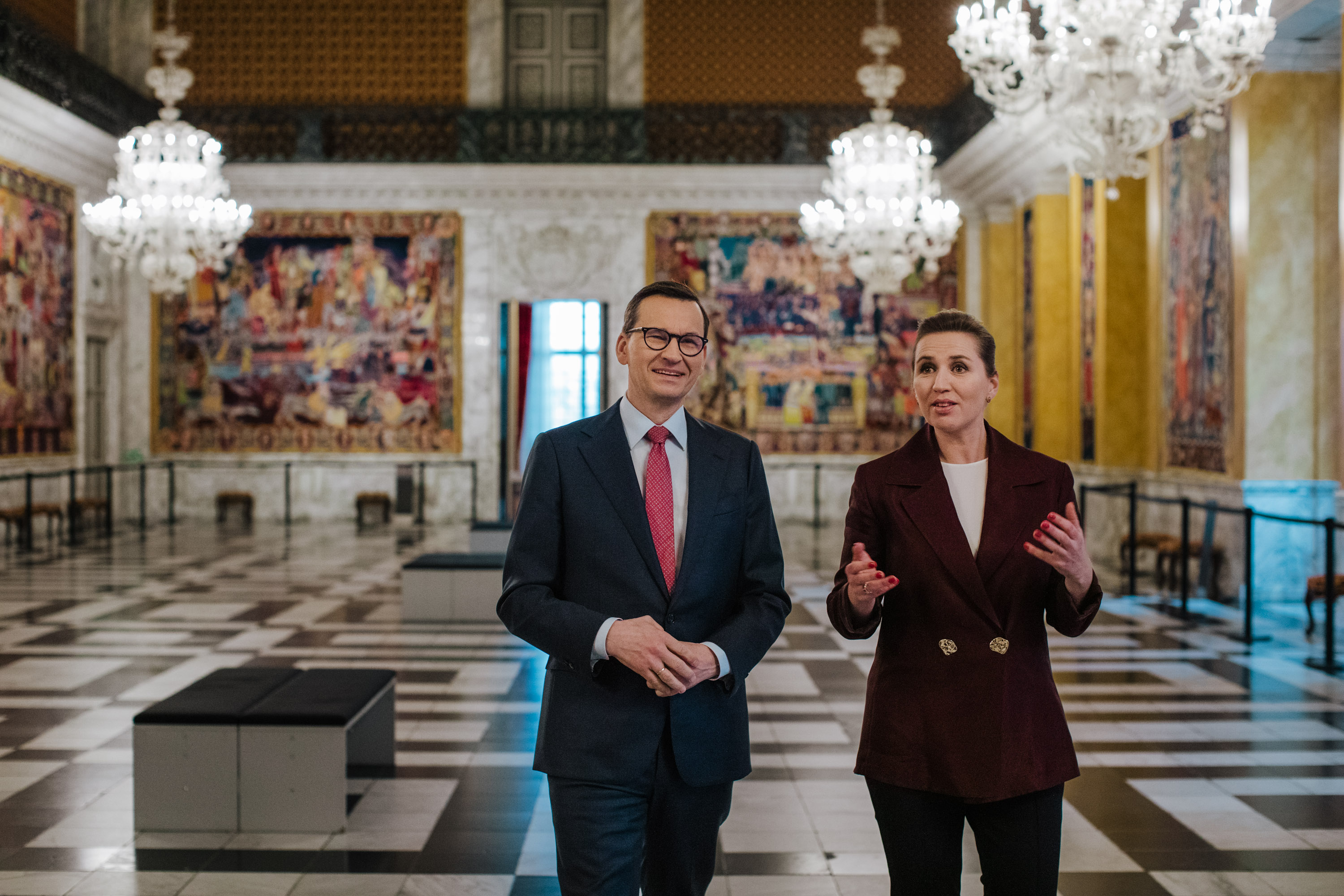 Statsminister Mette Frederiksen viser Polens premierminister Mateusz Morawiecki rundt i de Kongelige Repræsentationslokaler