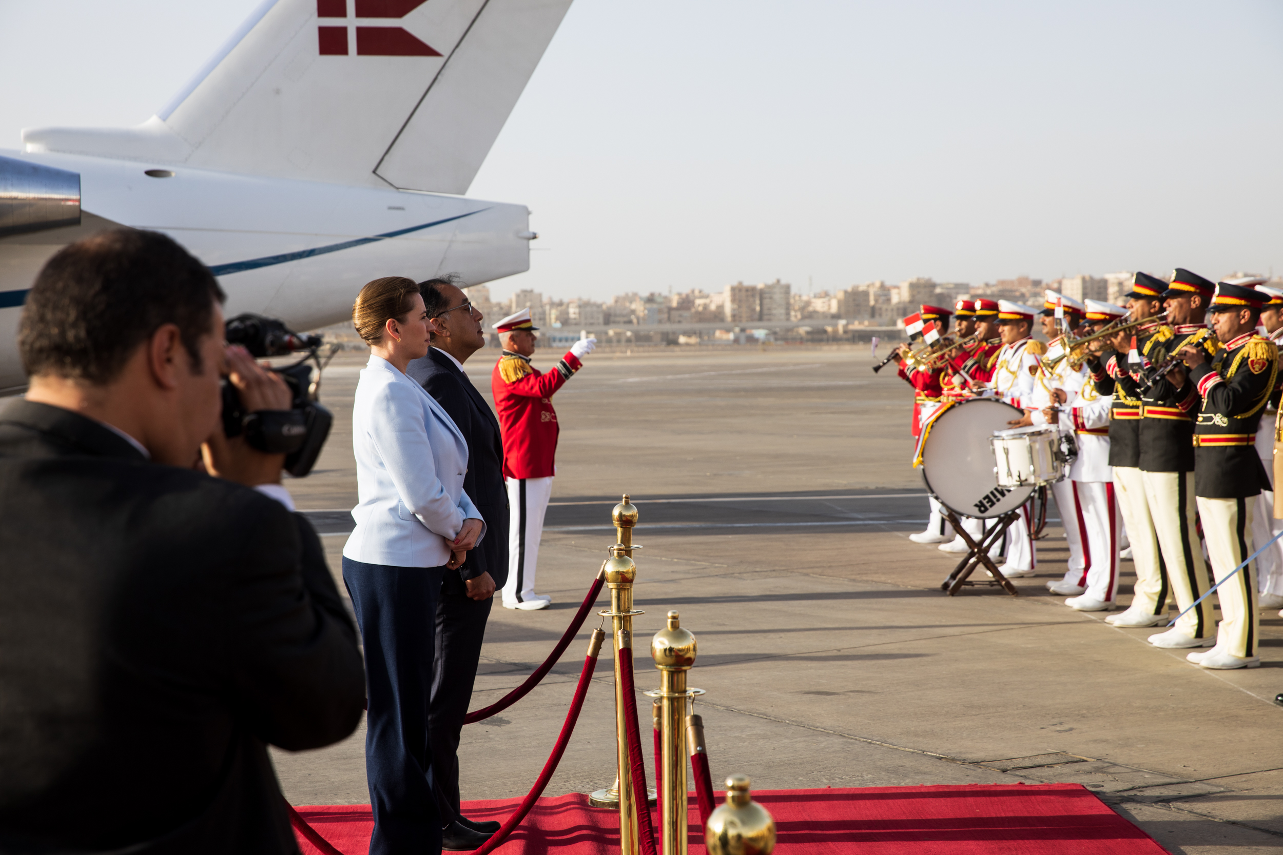 Statsminister Mette Frederiksen bliver modtaget i Egypten.