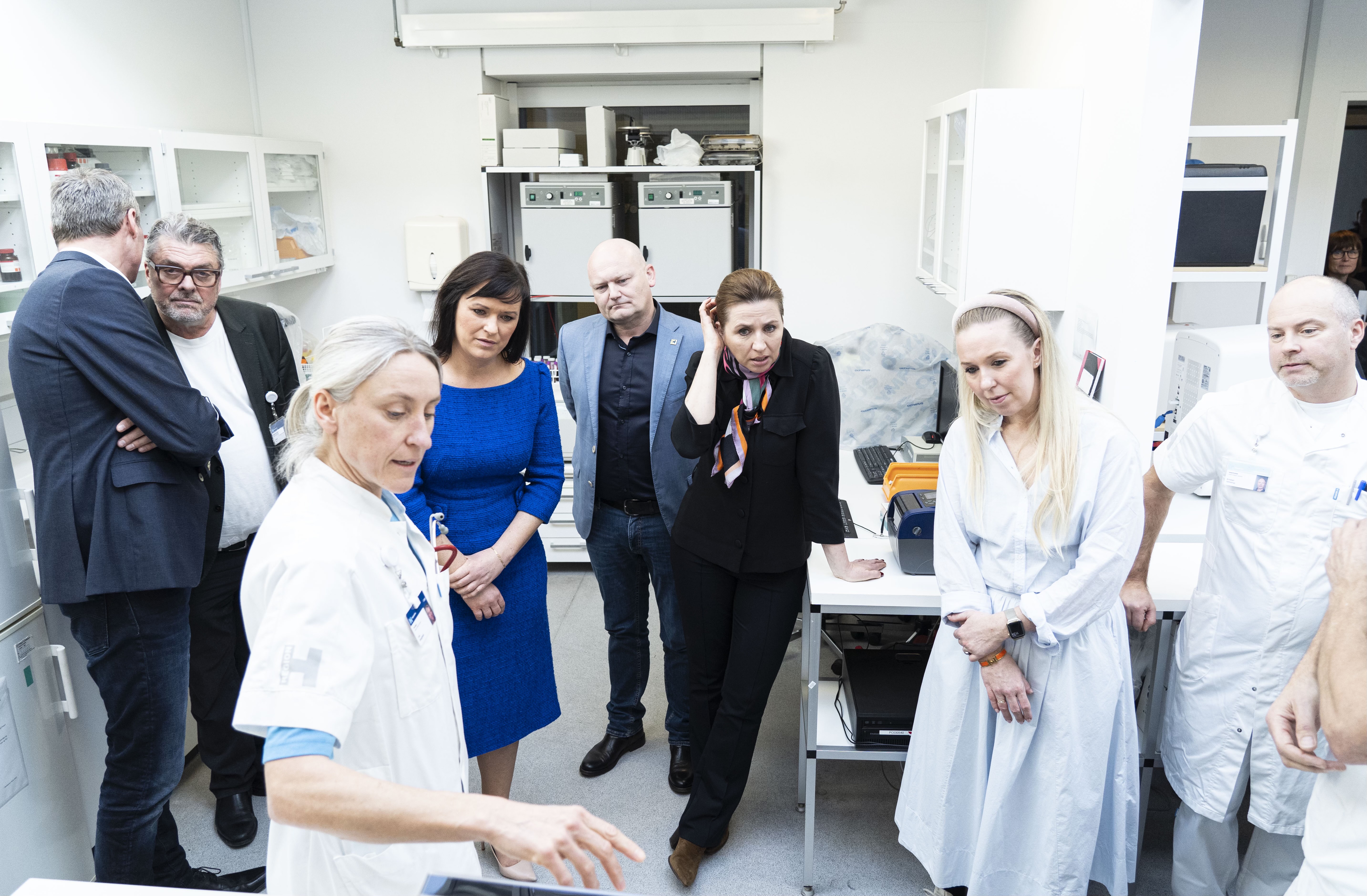 Statsminister Mette Frederiksen og indenrigs- og sundhedsminister Sophie Løhde lytter til oplæg