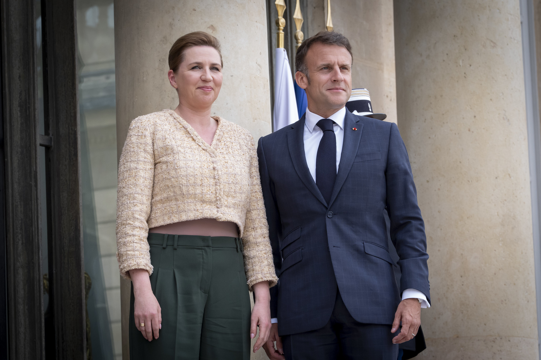 Statsminister Mette Frederiksen står sammen med Frankrigs præsident Emmanuel Macron