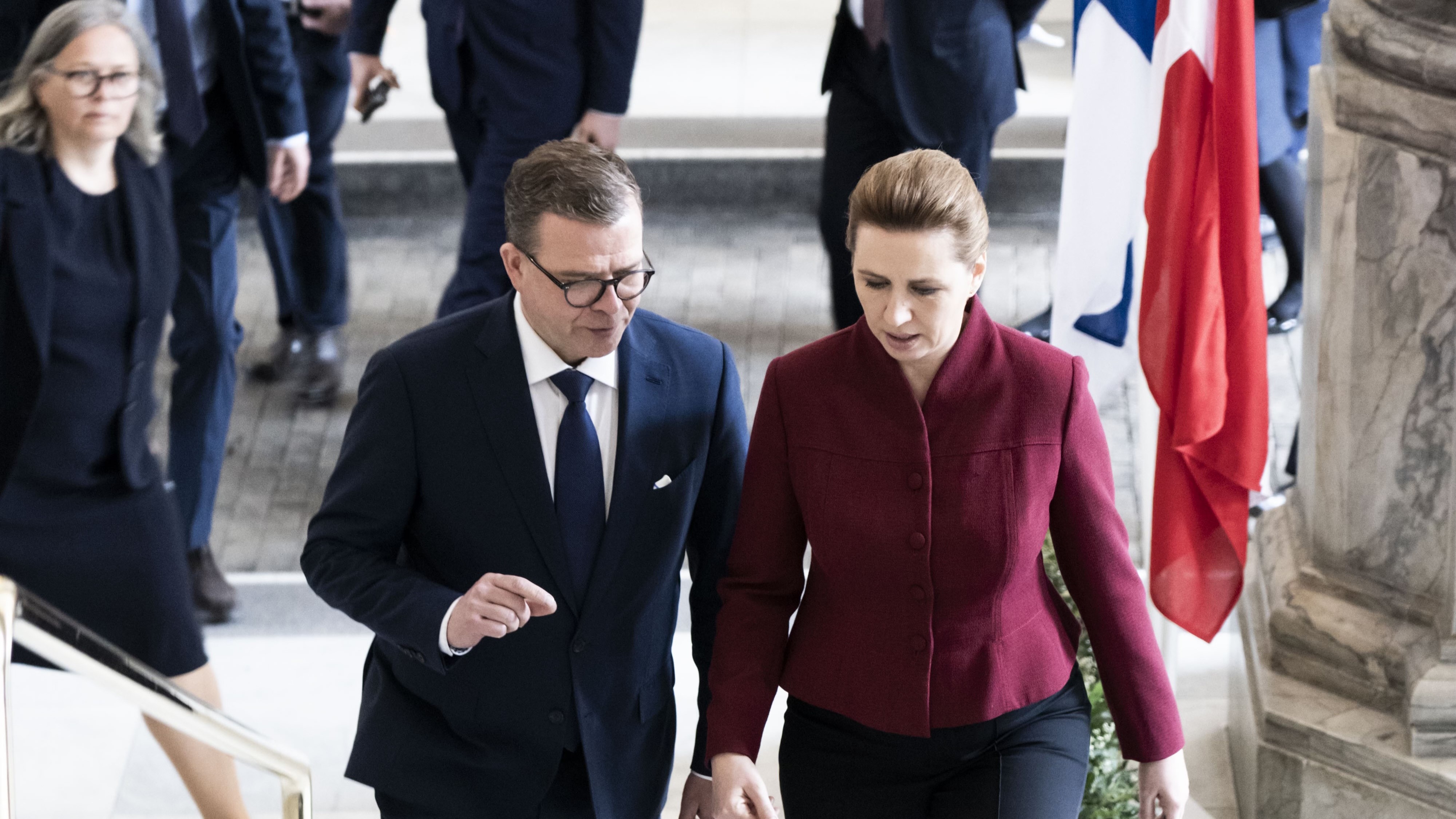 Statsminister Mette Frederiksen på vej op ad trappen med den finske statsminister Petteri Orpo