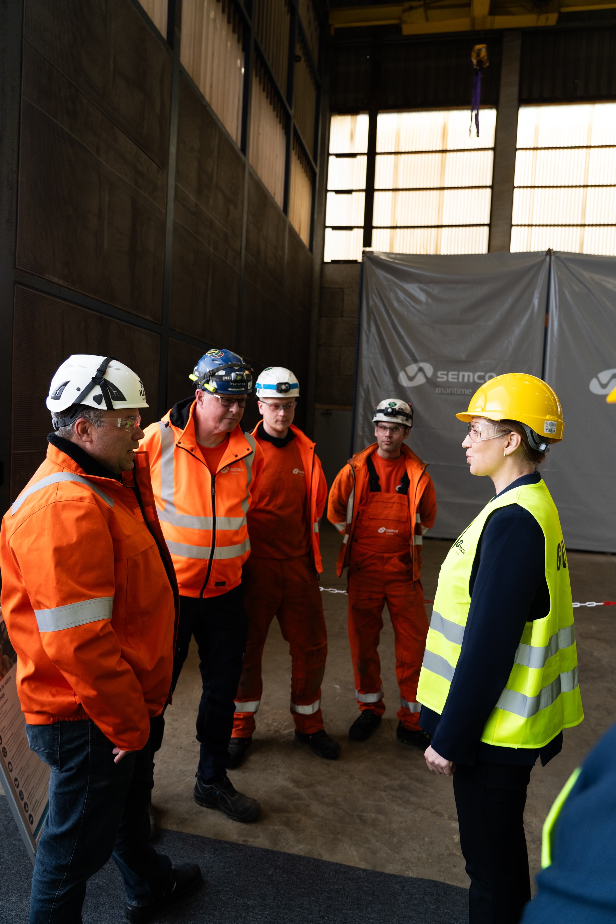 Statsminister Mette Frederiksen taler med arbejdere ved Semco Maritime