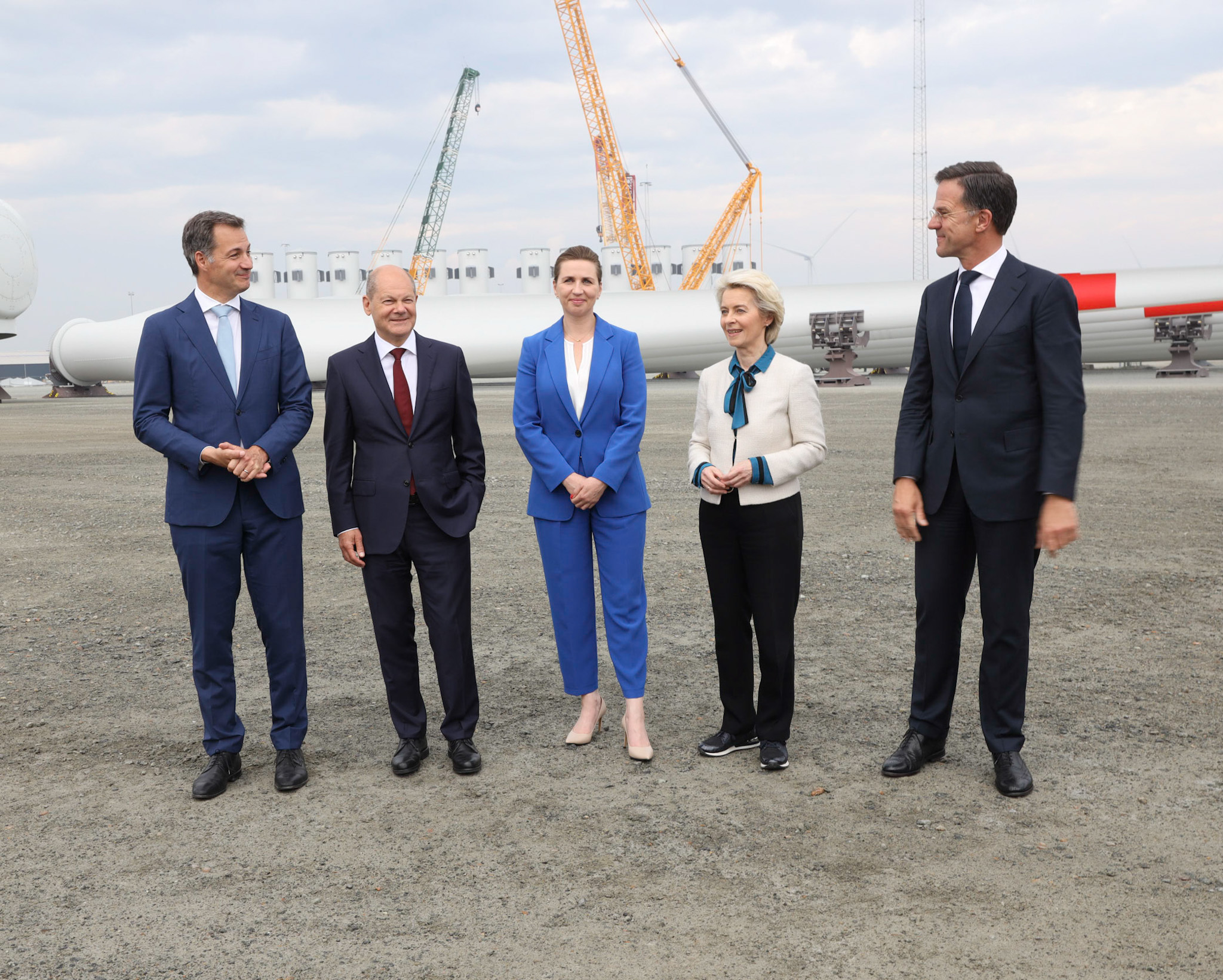 Belgiens premierminister Alexander De Croo, Tysklands forbundskansler Olaf Scholz, statsminister Mette Frederiksen, Europa-Kommissionens formand Ursula von der Leyen og Nederlandenes premierminister Mark Rutte efter signeringen af Esbjergerklæringen.