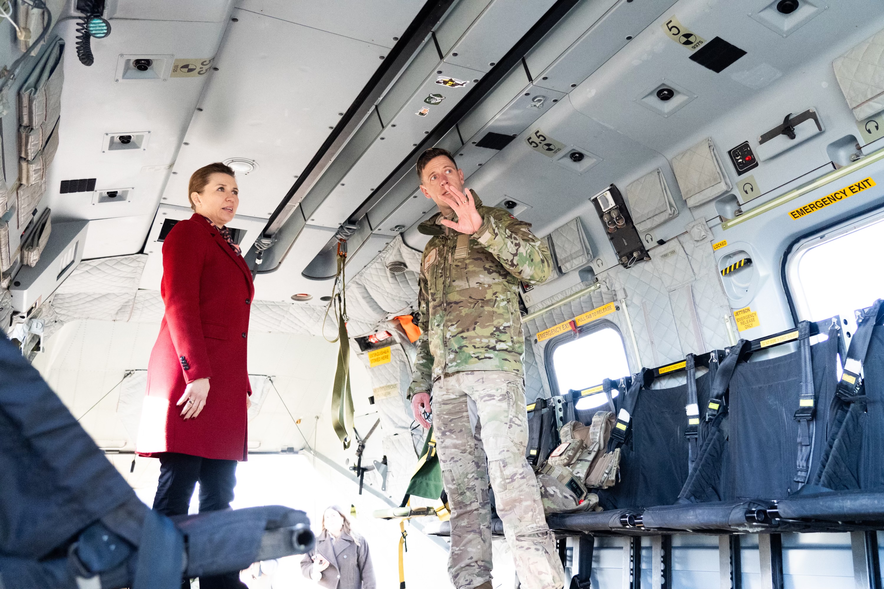 Statsminister Mette Frederiksen lytter til ansat ved forsvaret