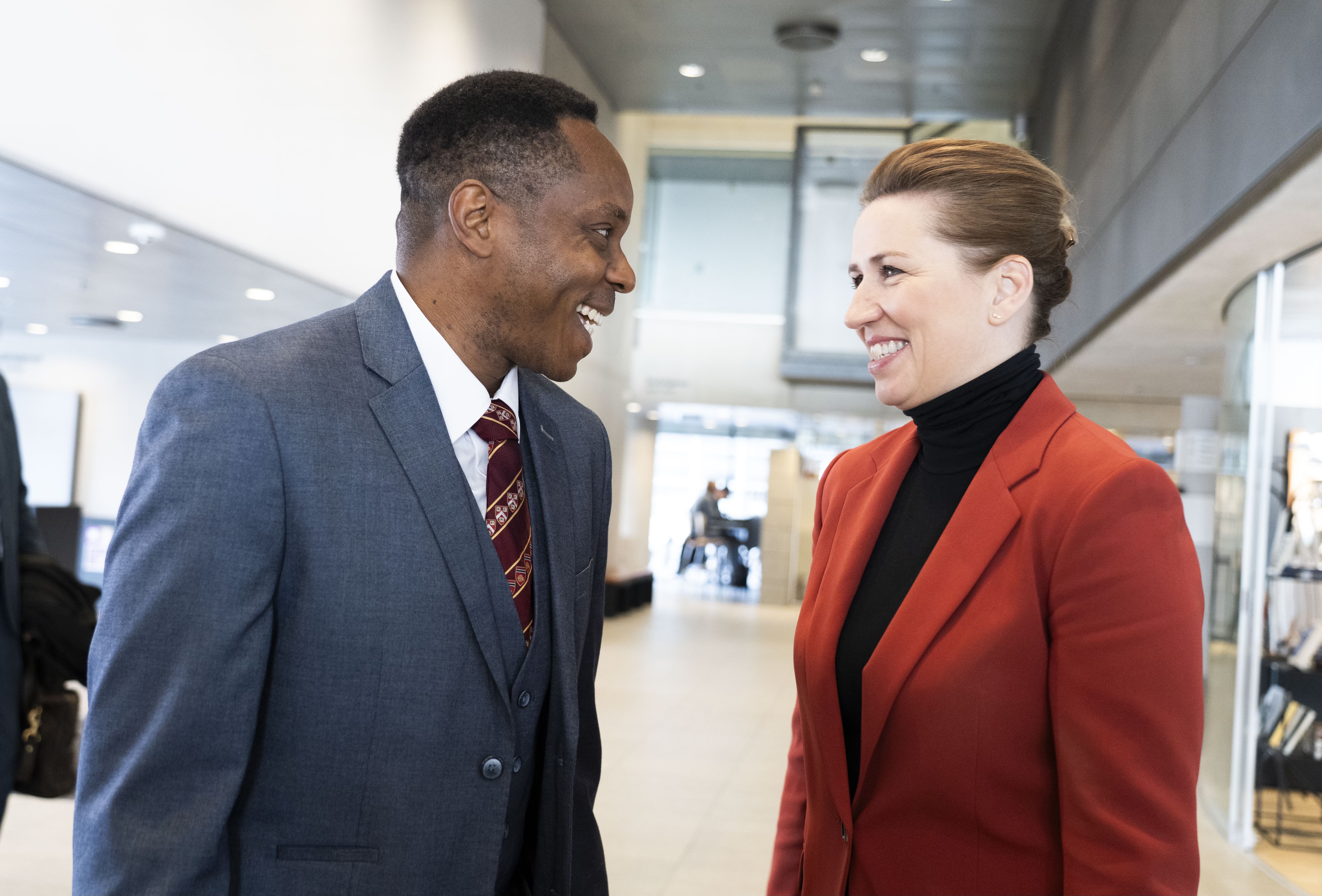 Statsminister Mette Frederiksen sammen med Sierra Leones premierminister David Sengeh