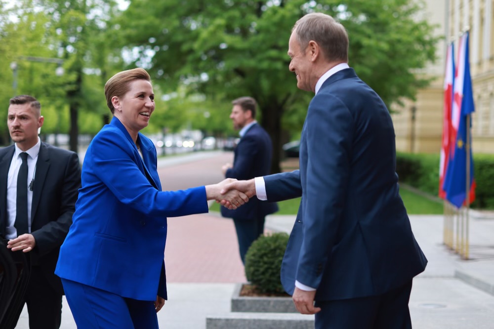Statsminister Mette Frederiksen hilser på Polens Premierminister Donald Tusk