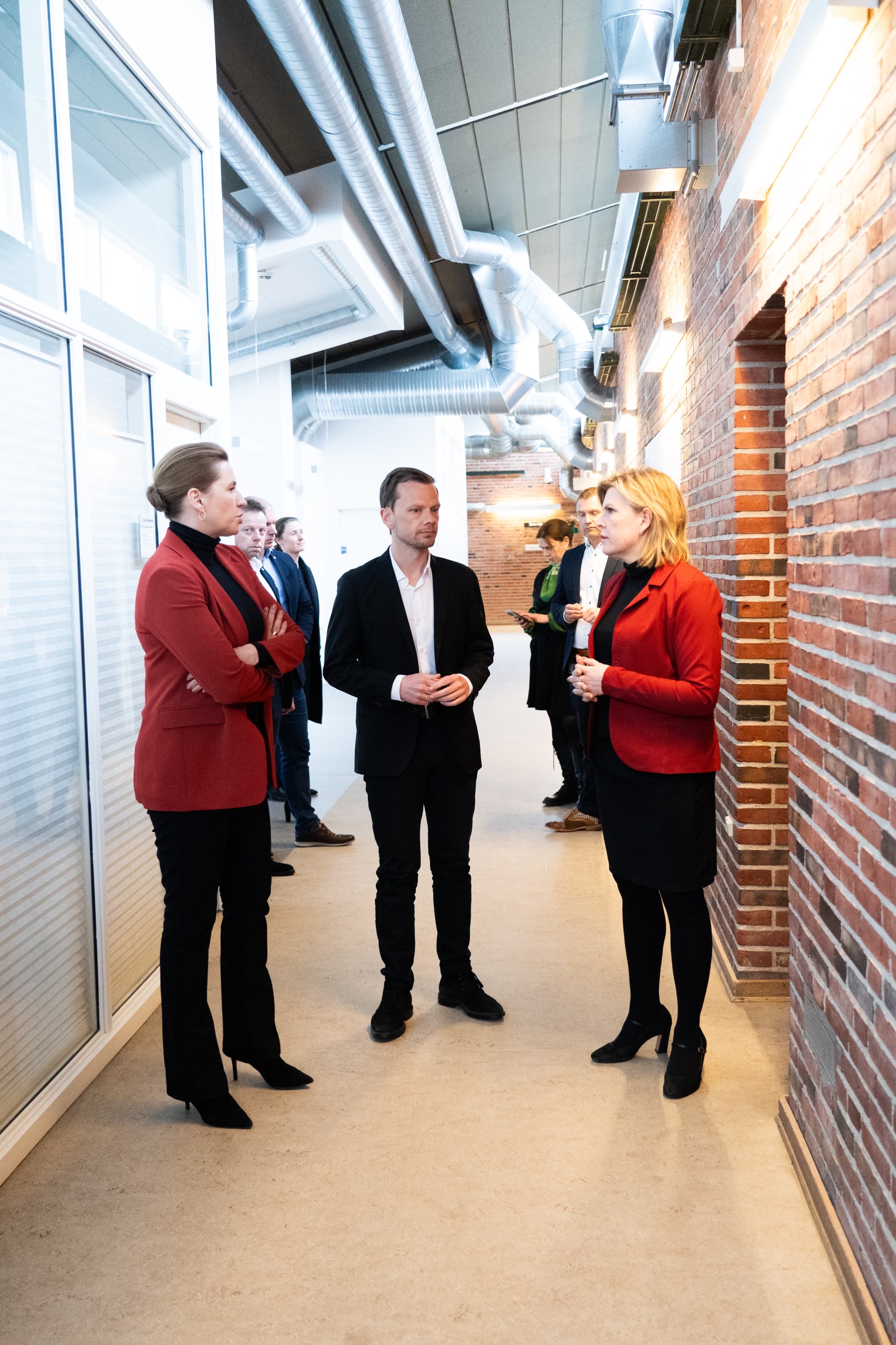 Statsminister Mette Frederiksen sammen med justitsminister Peter Hummelgaard i samtale med borgmesteren fra Greve Kommune Pernille Beckmann