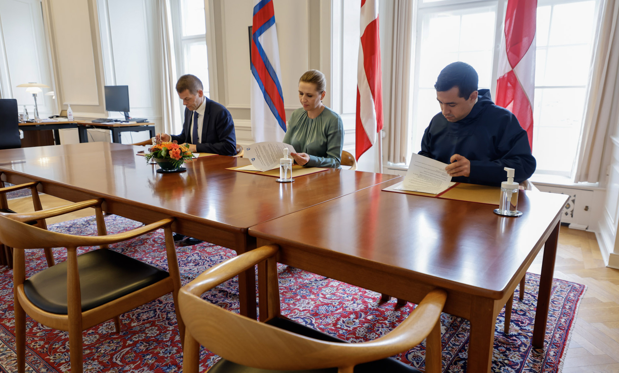 Færøernes lagmand Bárður á Steig Nielsen, statsminister Mette Frederiksen og Grønlands landsstyreformand Múte Bourup Egede i forbindelse med underskriftsceremoni.