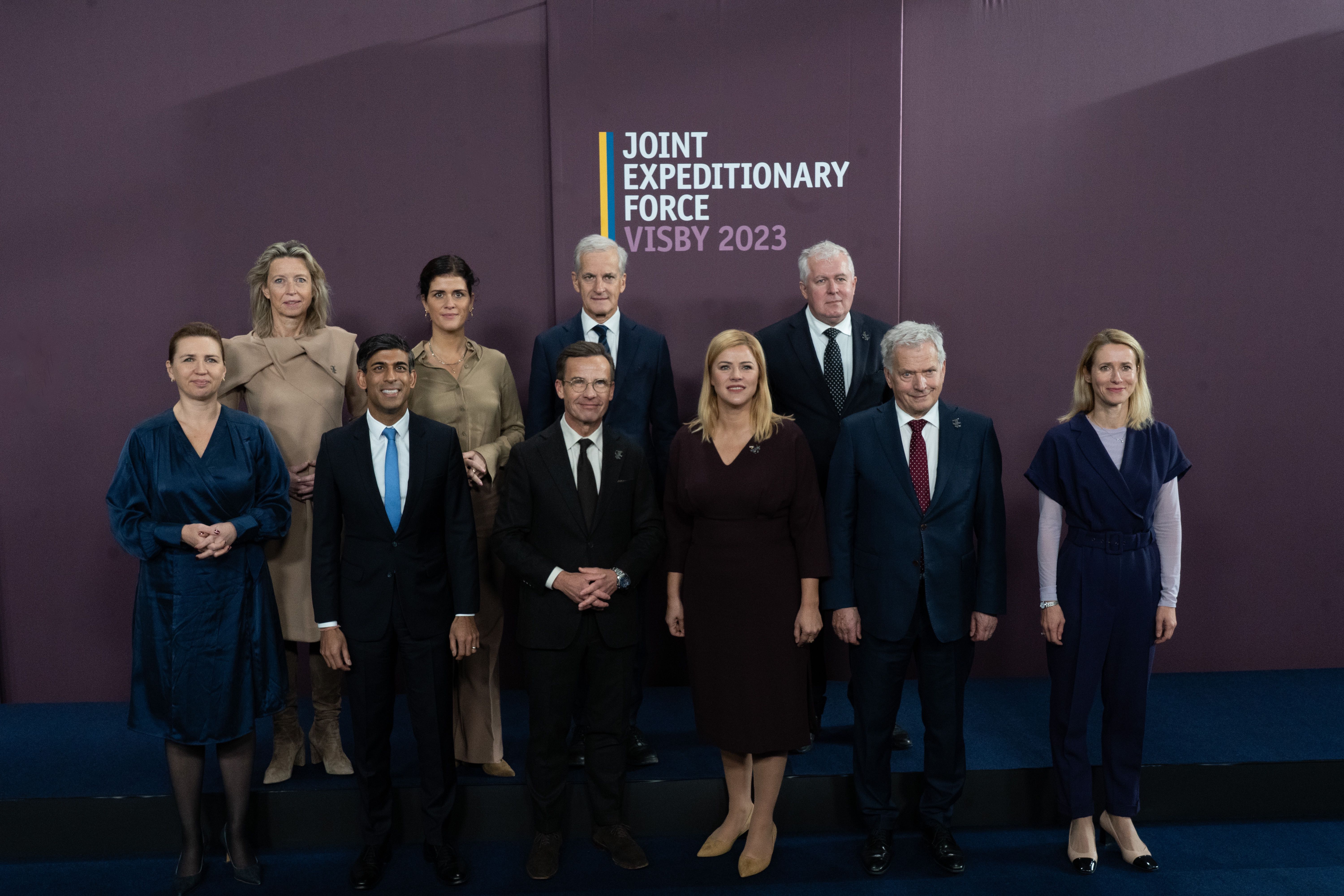 Statsminister Mette Frederiksen med ni repræsentanter fra de andre deltagende lande til Joint Expeditionary Force 2023