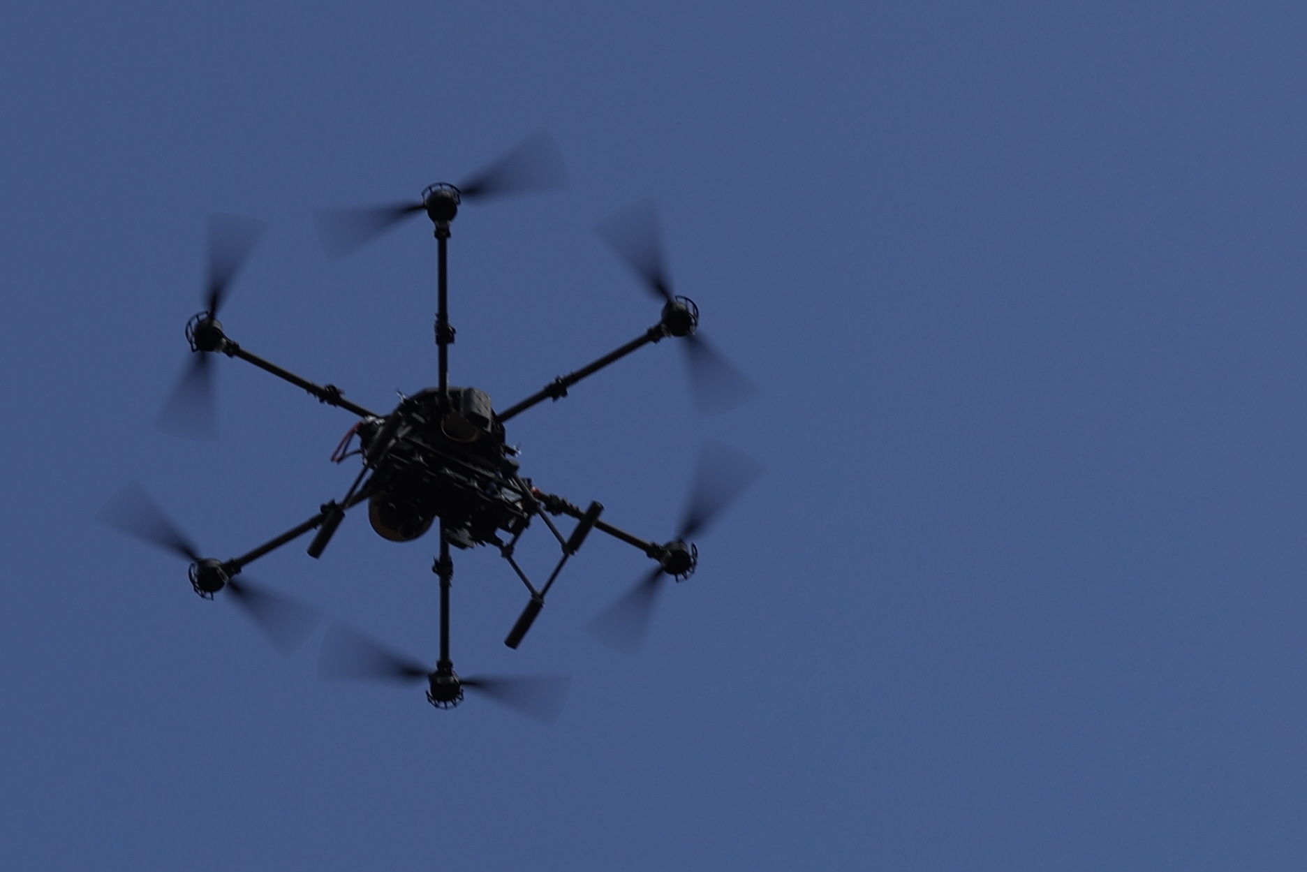 En drone fremvises på Høvelte kaserne