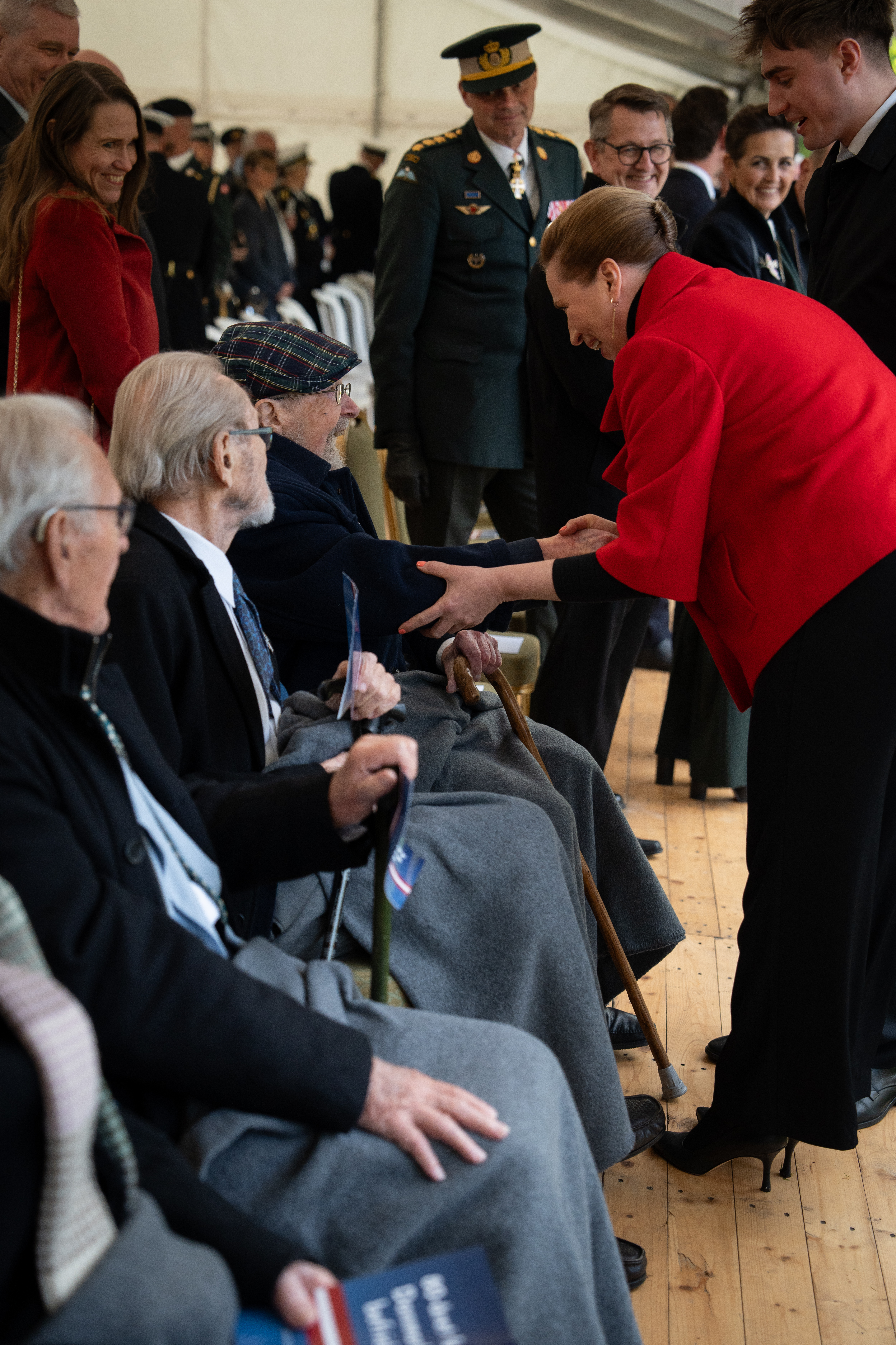Statsministeren hilser på veteraner