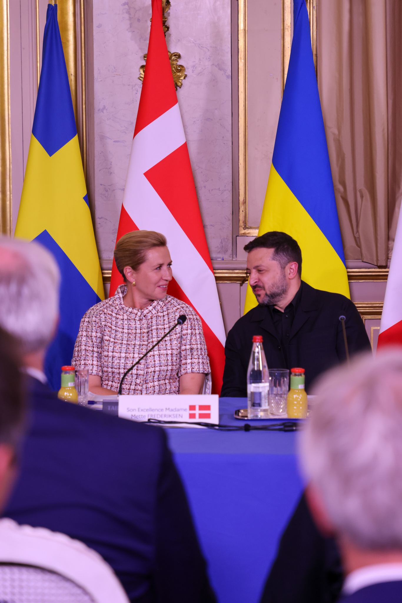 Statsminister Mette Frederiksen og Ukraines præsident Volodymyr Zelenskyy til møde i Élyséepalæet.