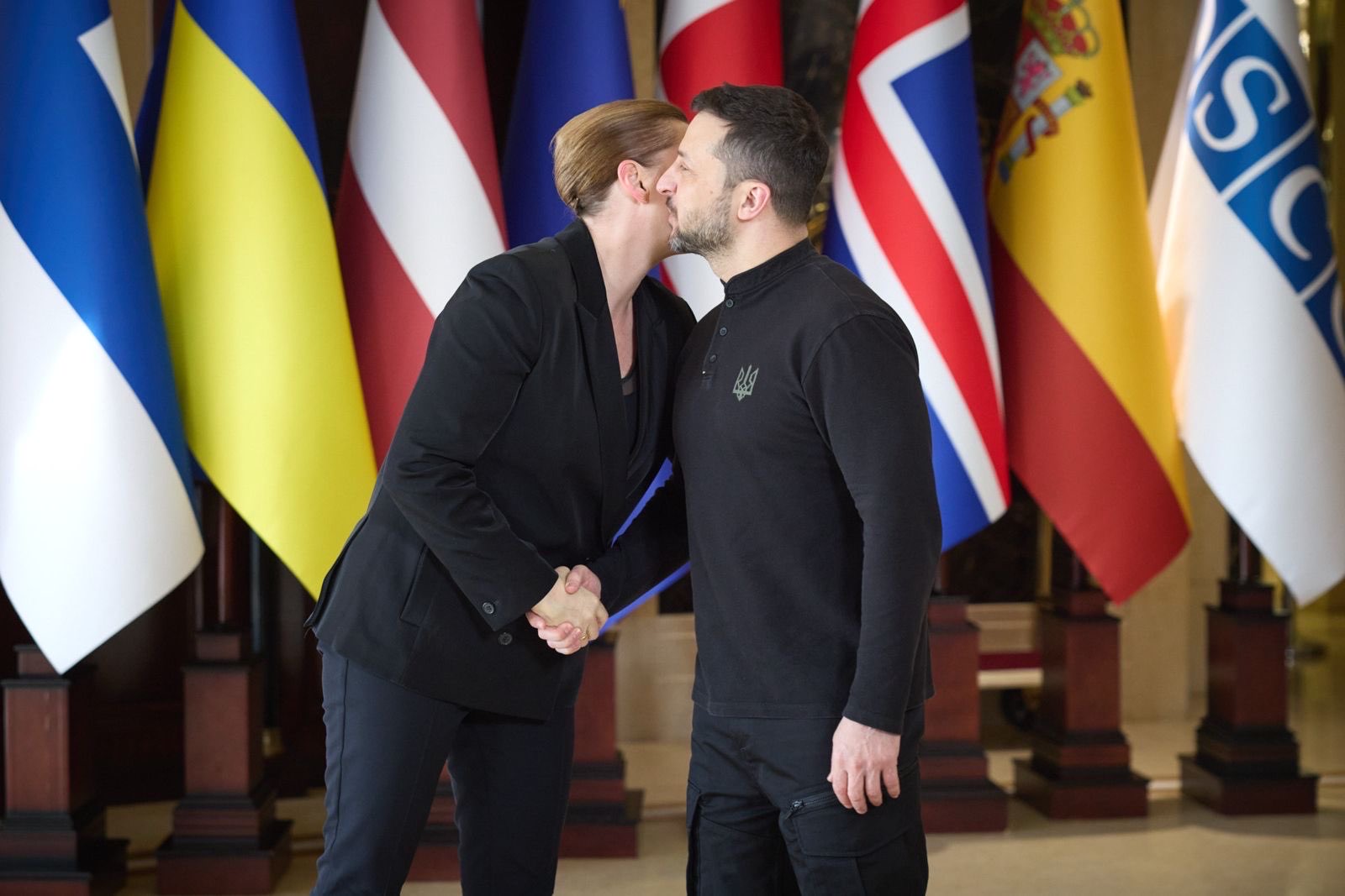 Mette Frederiksen hilser Zelenskyy