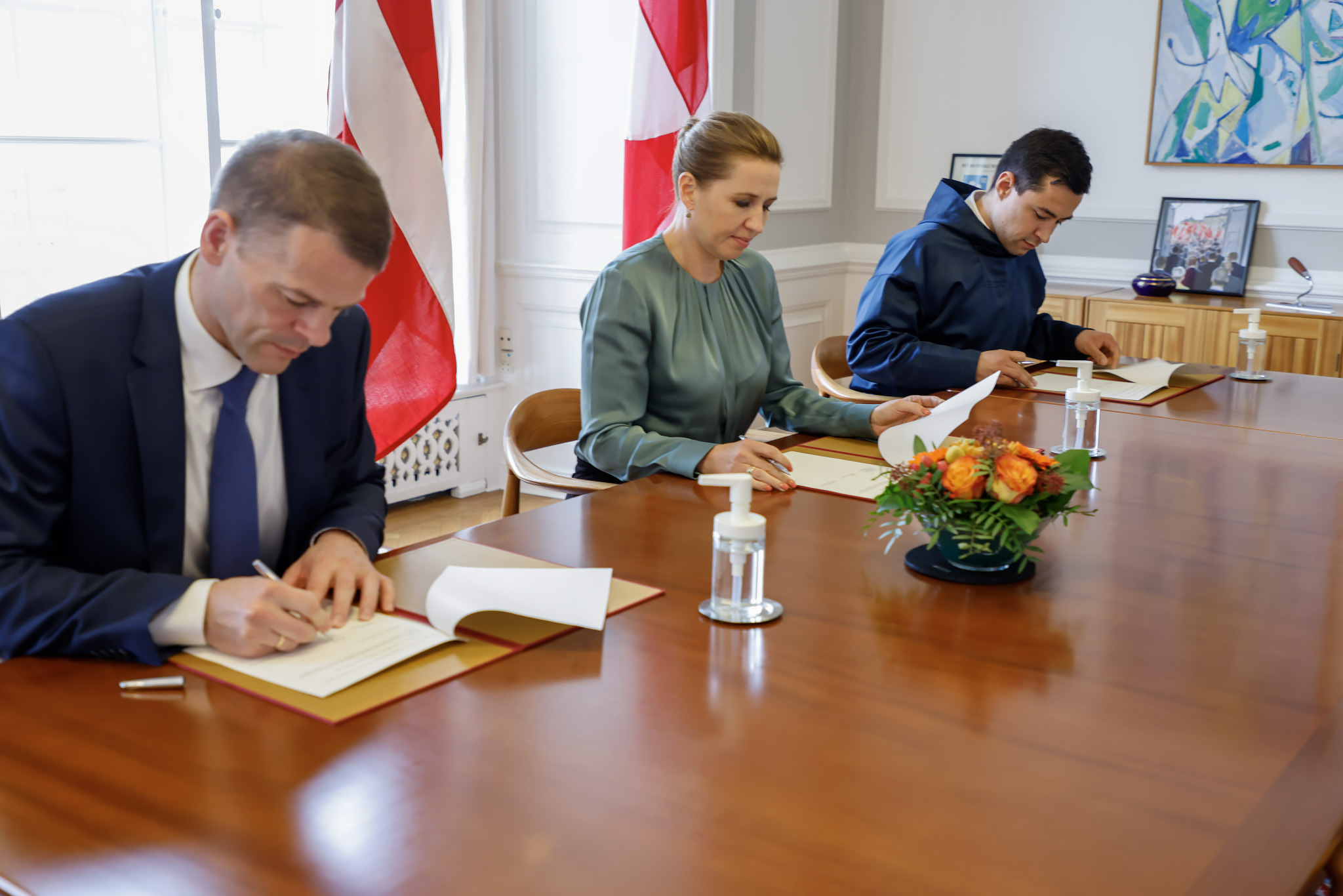 Færøernes lagmand Bárður á Steig Nielsen, statsminister Mette Frederiksen og Grønlands landsstyreformand Múte Bourup Egede i forbindelse med underskriftsceremoni.