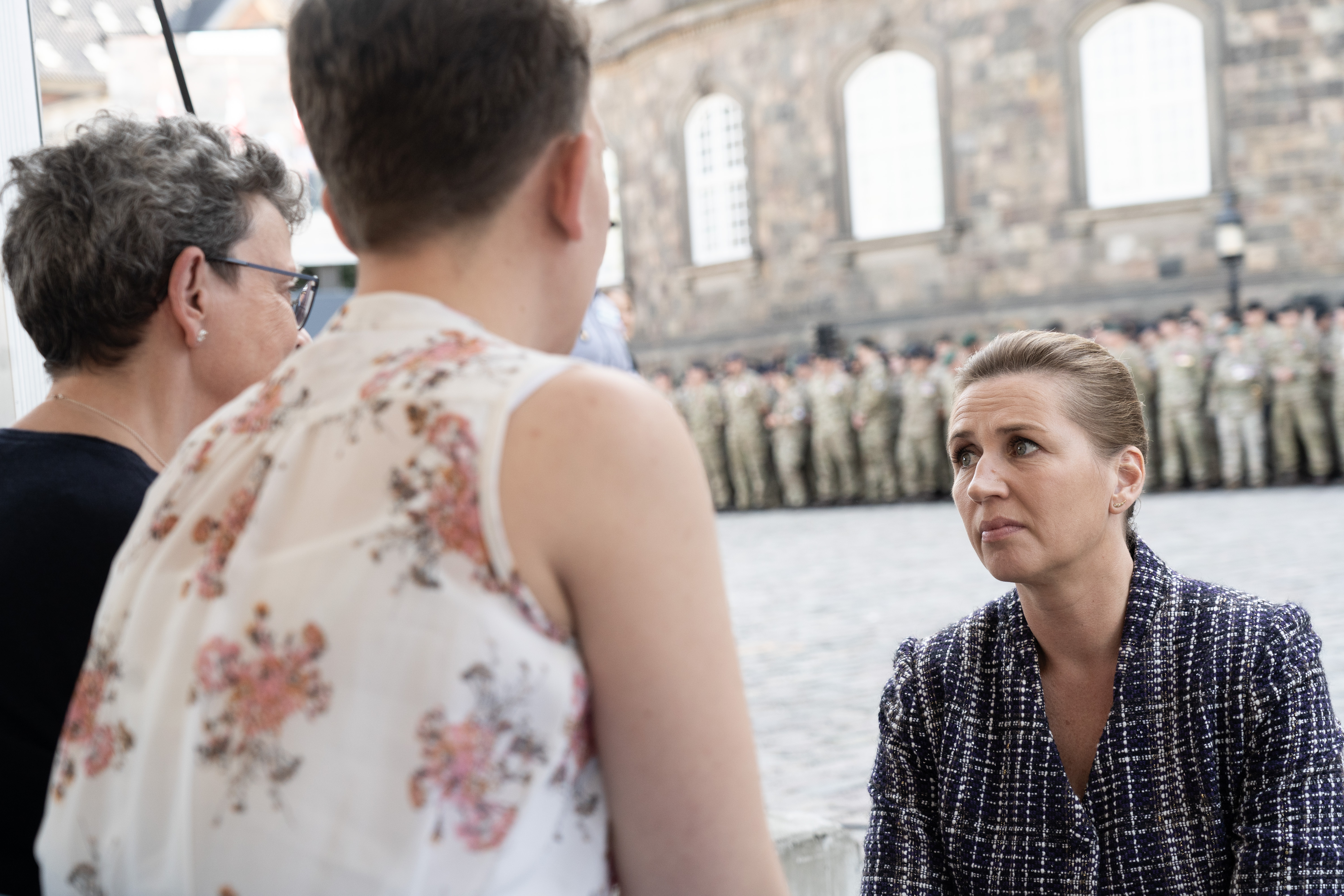 Statsminister Mette Frederiksen taler med pårørende