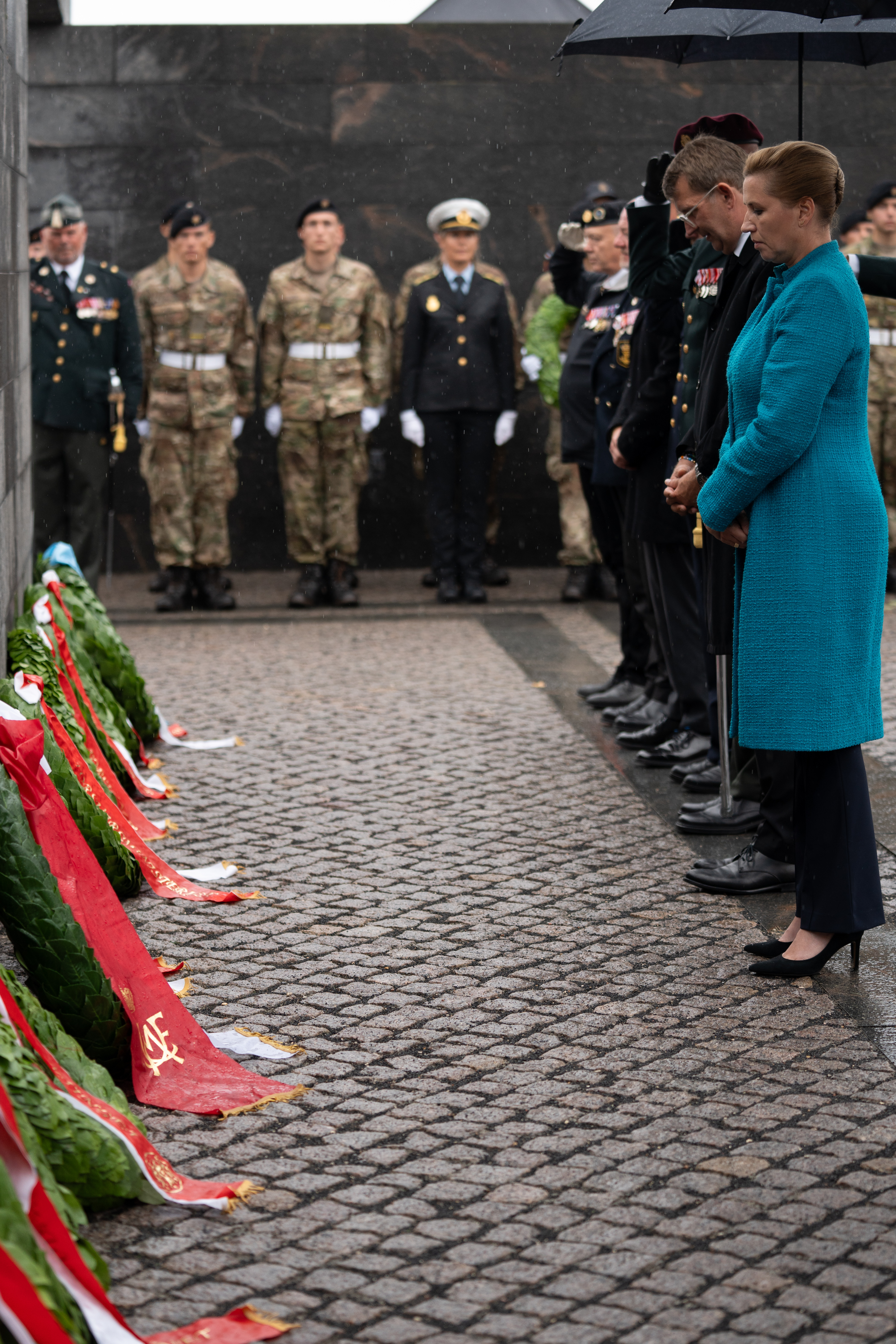 Statsminister Mette Frederiksen og forsvarsminister Troels Lund Poulsen markerer flagdag på Kastellet i København.