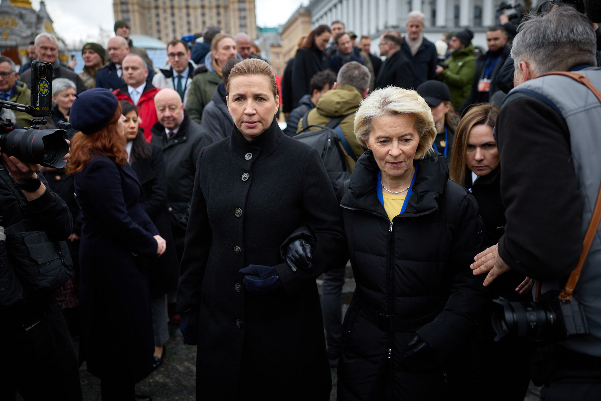 Statsministeren og kommissionsformanden til mindehøjtidelighed