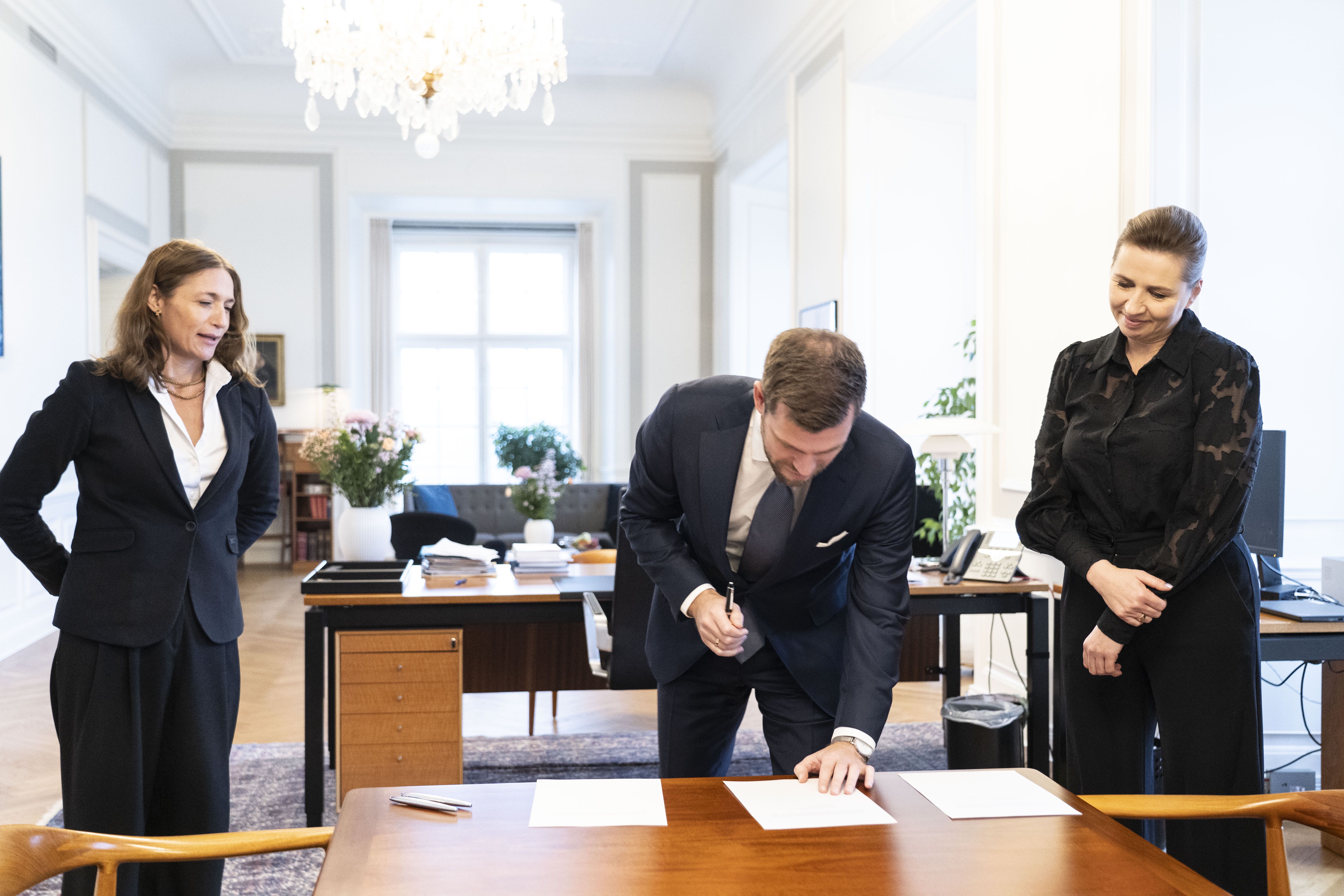 Statsminister Mette Frederiksen sammen med Minister for byer og landdistrikter, kirkeminister og minister for nordisk samarbejde Morten Dahlin som underskriver løfteerklæring om at overholde grundloven