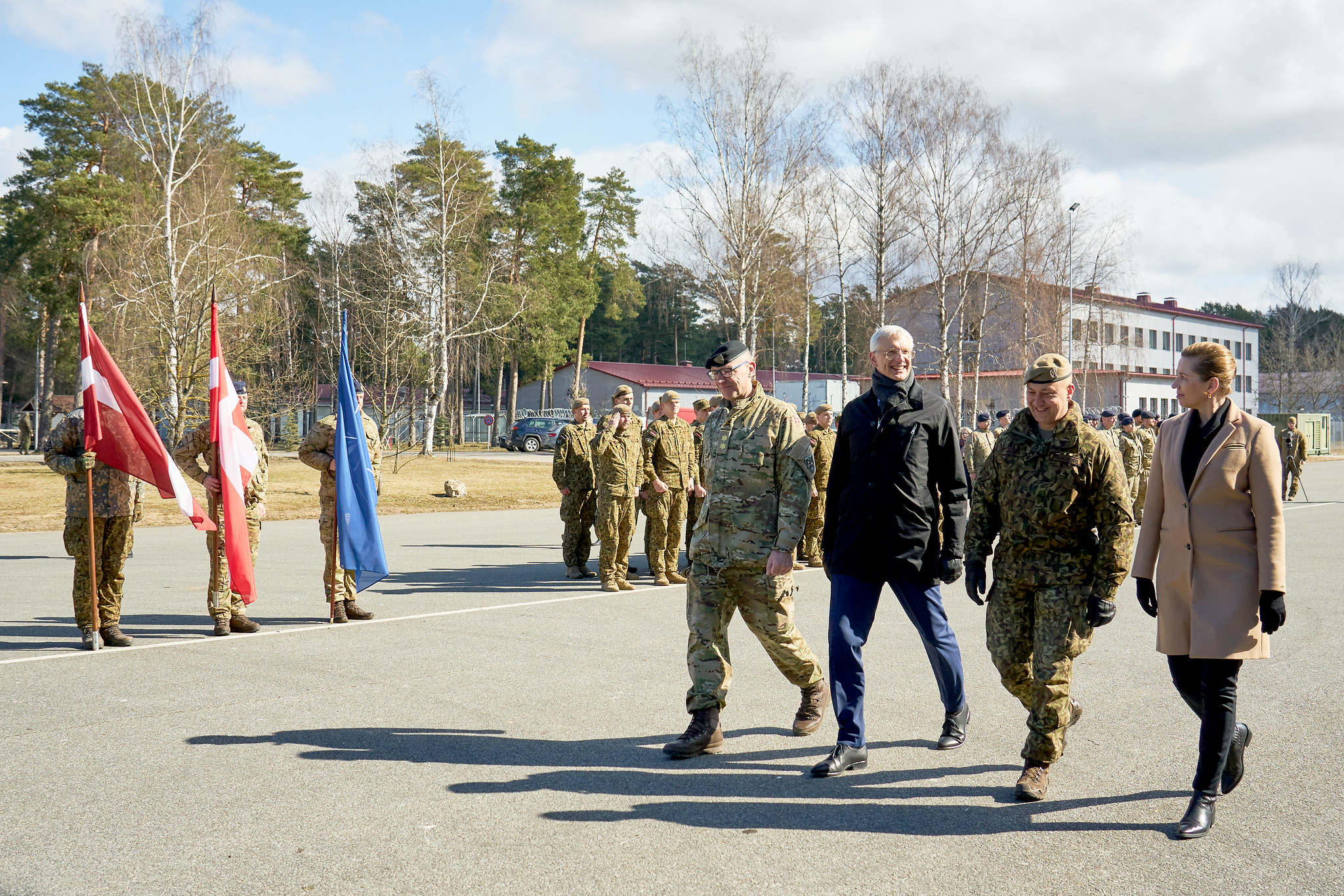 Letlands premierminister Krišjānis Kariņš og statsminister Mette Frederiksen vises rundt på Adazi-basen.
