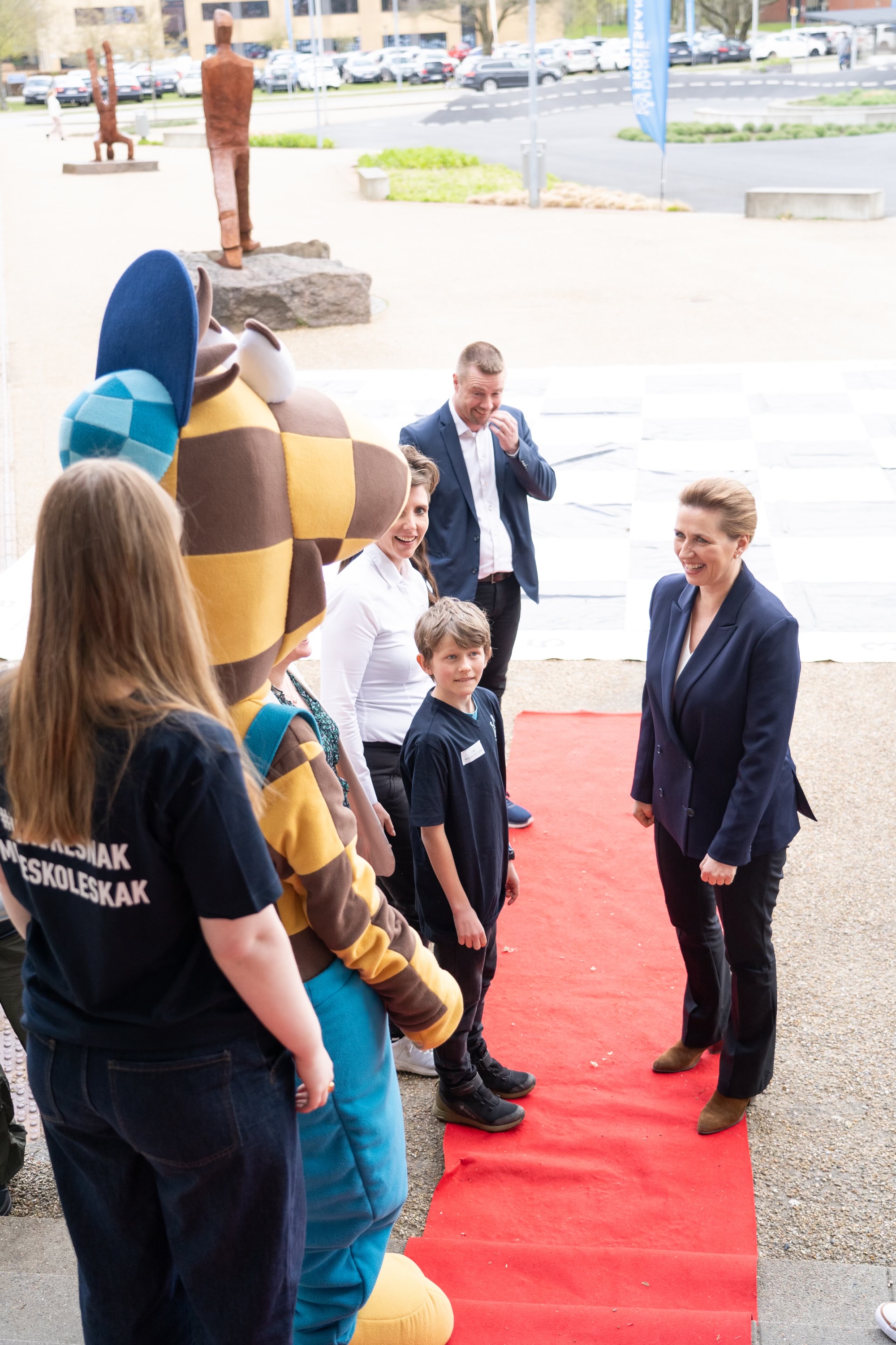 Statsminister Mette Frederiksen ved den røde løber til Landsfinalen i Skolernes Skakdag