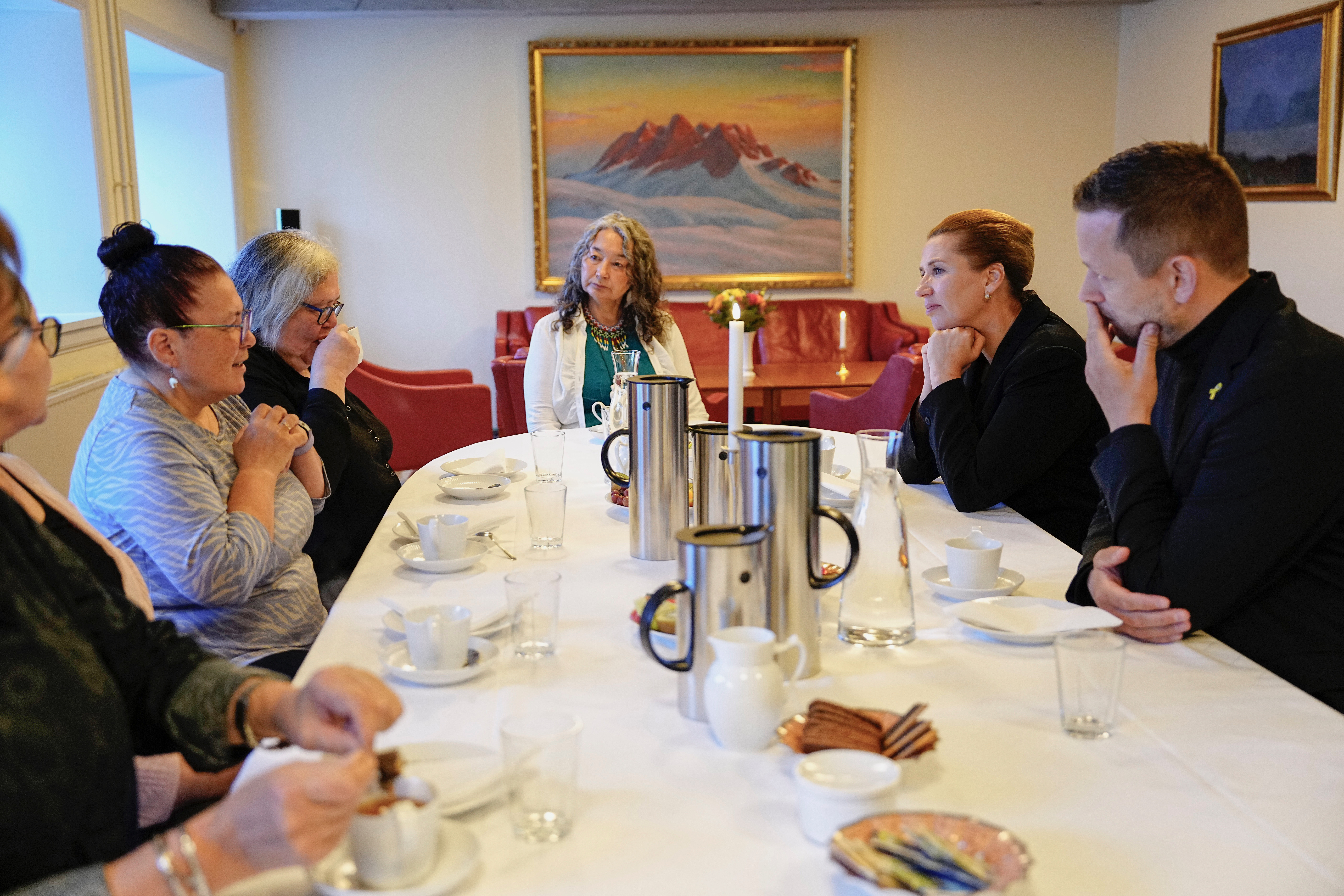 Statsminister Mette Frederiksen og formand for Naalakkersuisut Jens-Frederik Nielsen mødes med ofre og berørte i Spiralsagen.