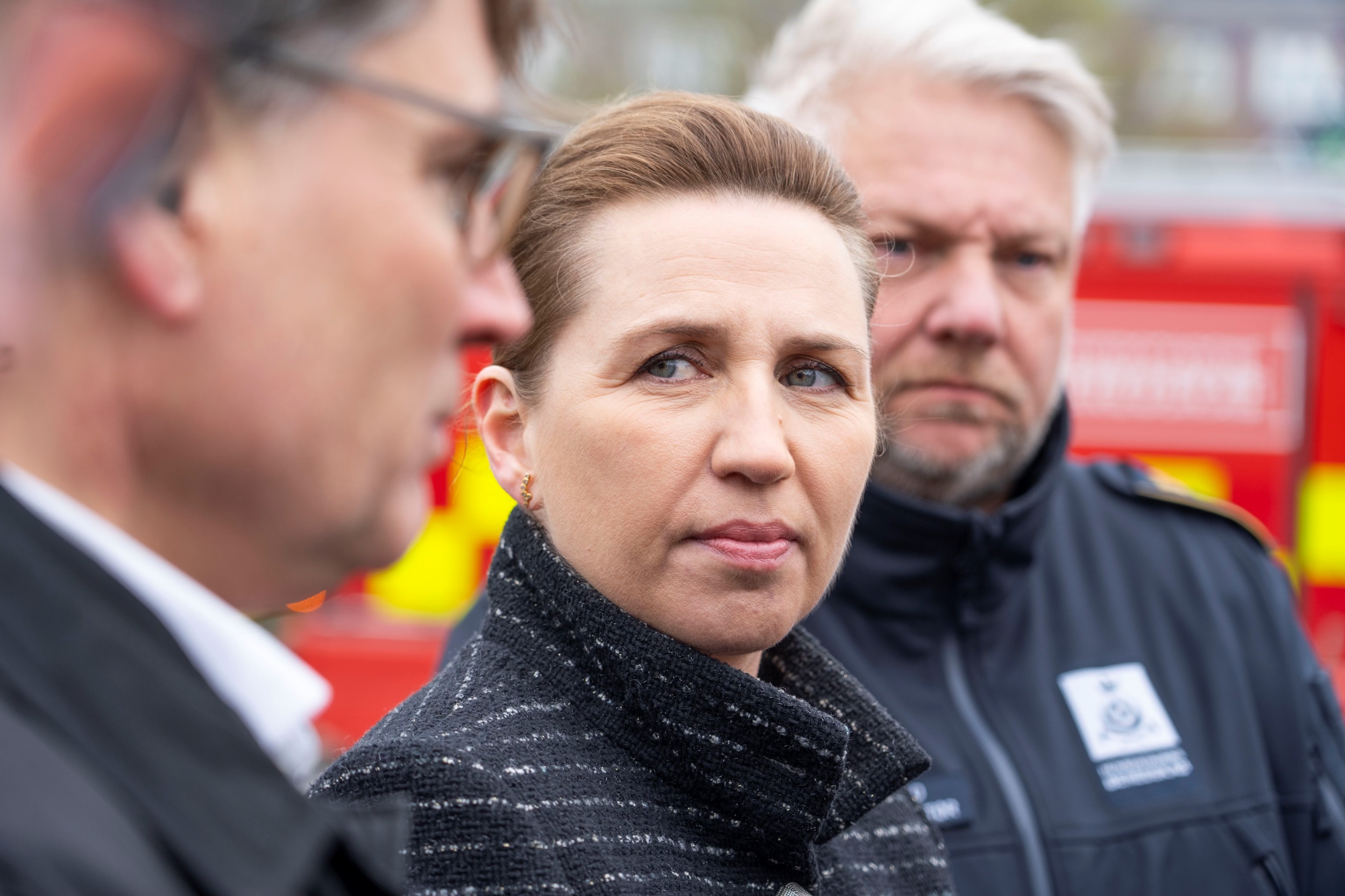 Statsminister Mette Frederiksen med Direktør i Hovedstadens Beredskab Jacob Vedsted Andersen og adm. direktør i Dansk Erhverv Brian Mikkelsen