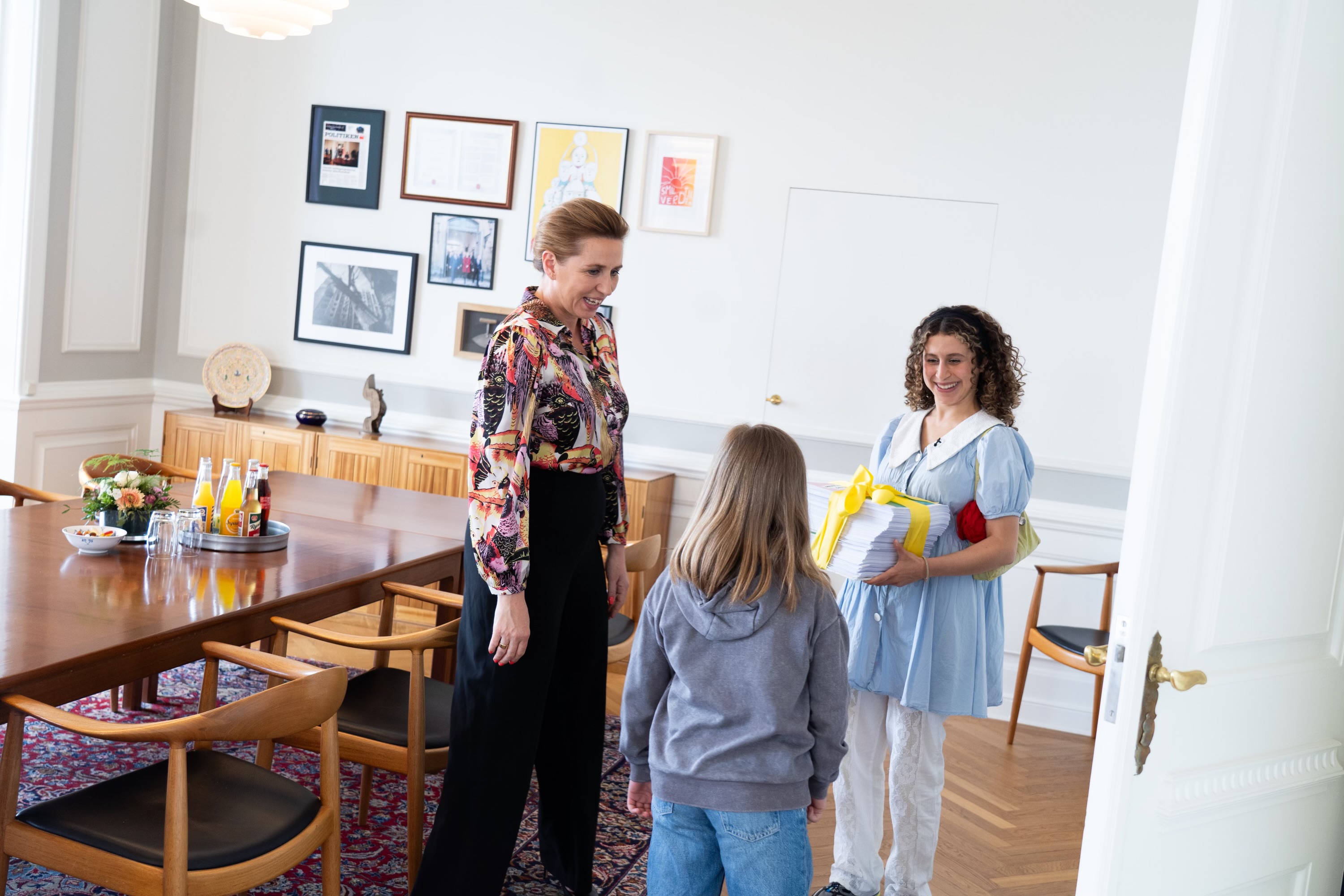 Statsminister Mette Frederiksen hilser på DR Ultra