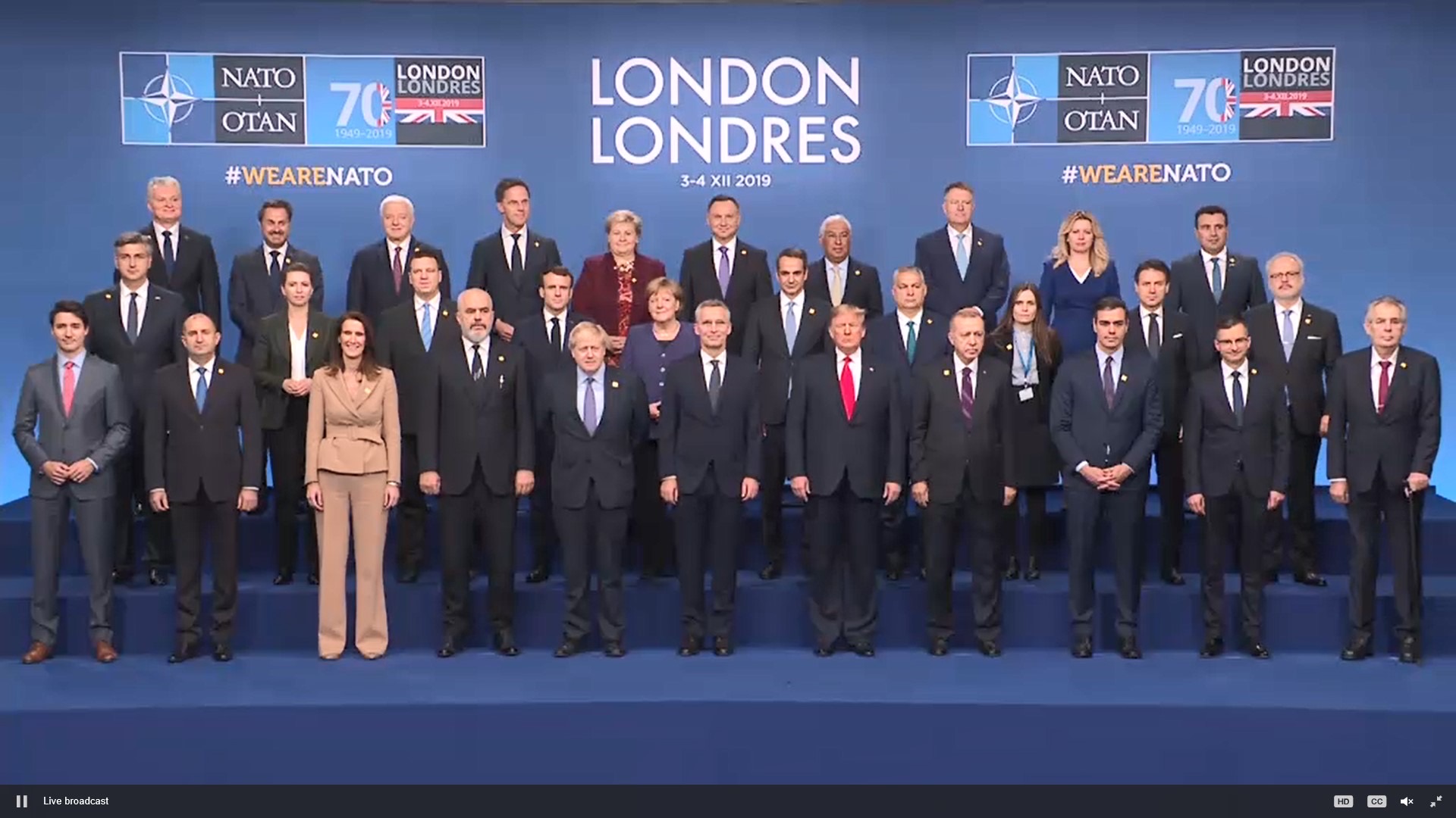 Familiefoto af statsoverhovederne fra NATO-landene