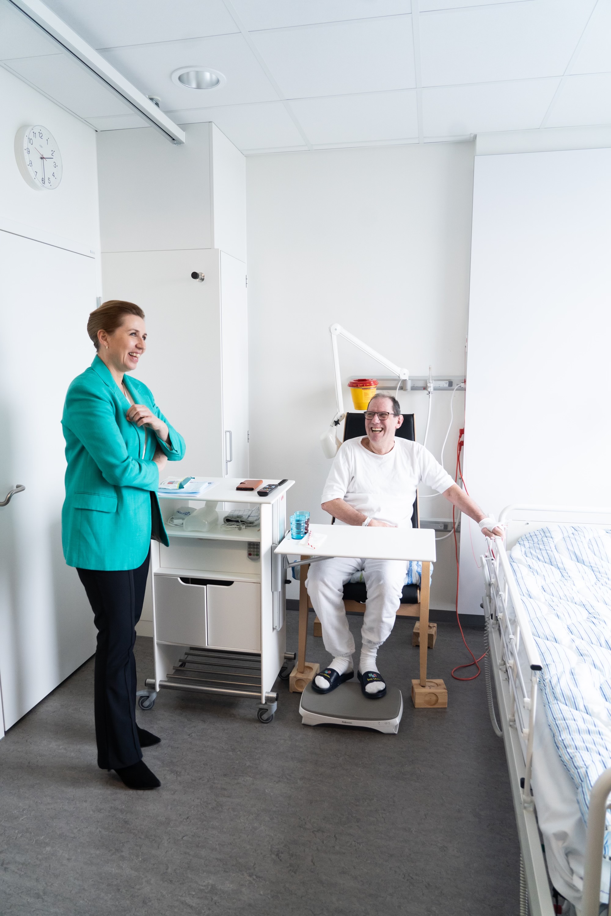 Statsminister Mette Frederiksen og en patient på Kolding Sygehus 
