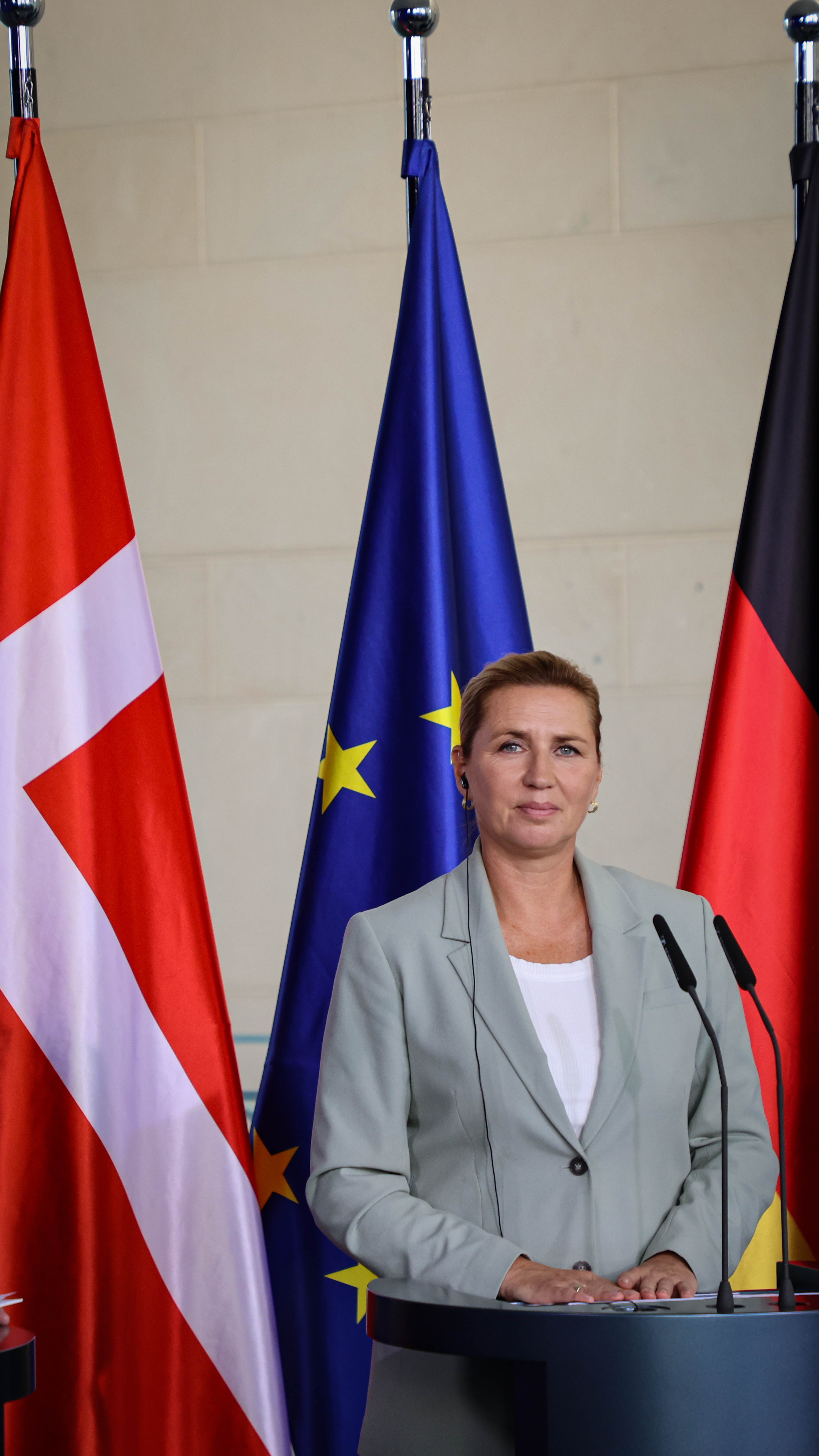 Billede af statsministeren til pressekonference