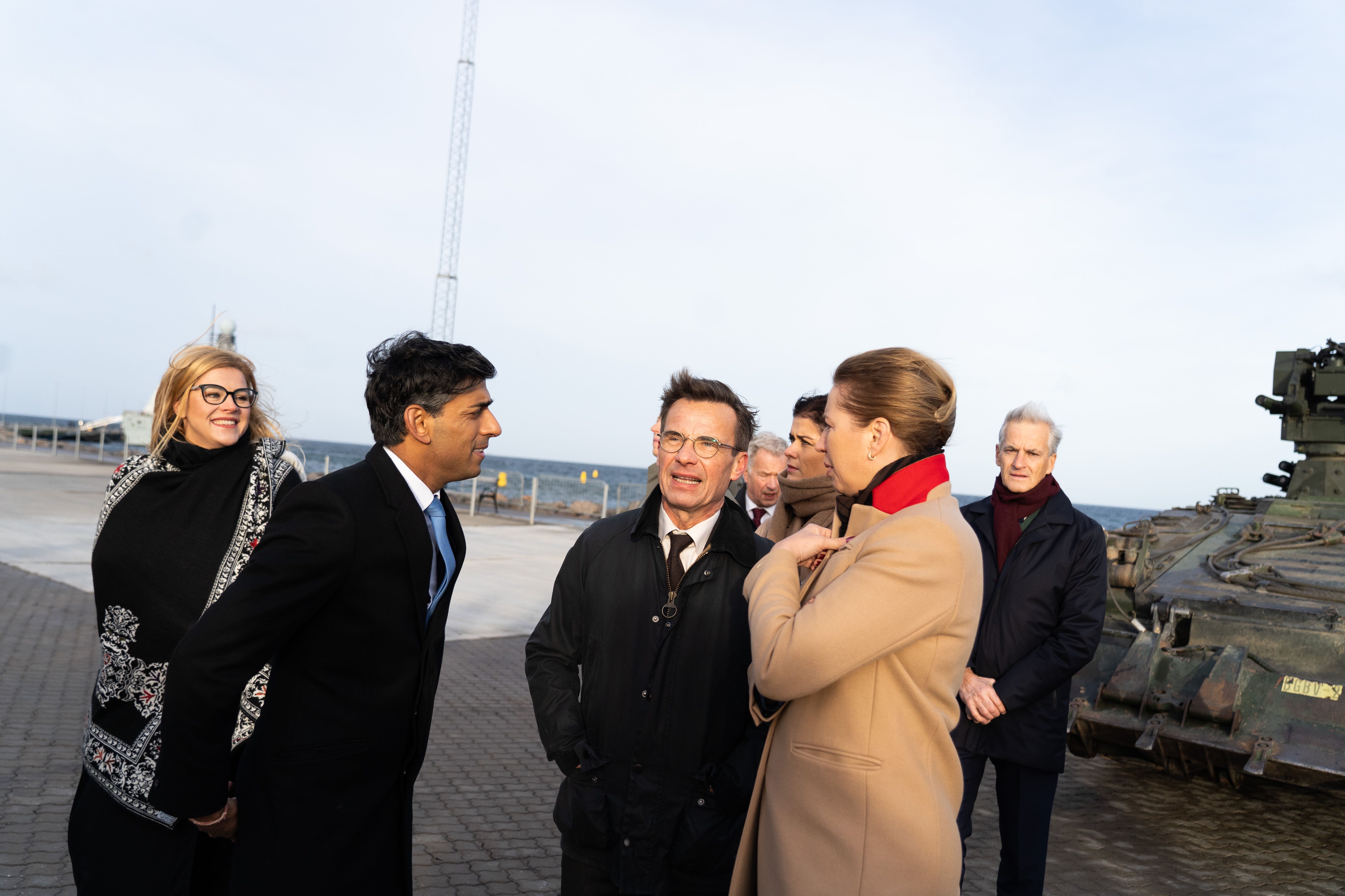 Statsminister Mette Frederiksen taler med den britiske premierminister Rishi Sunak og den svenske statsminister Ulf Kristersson