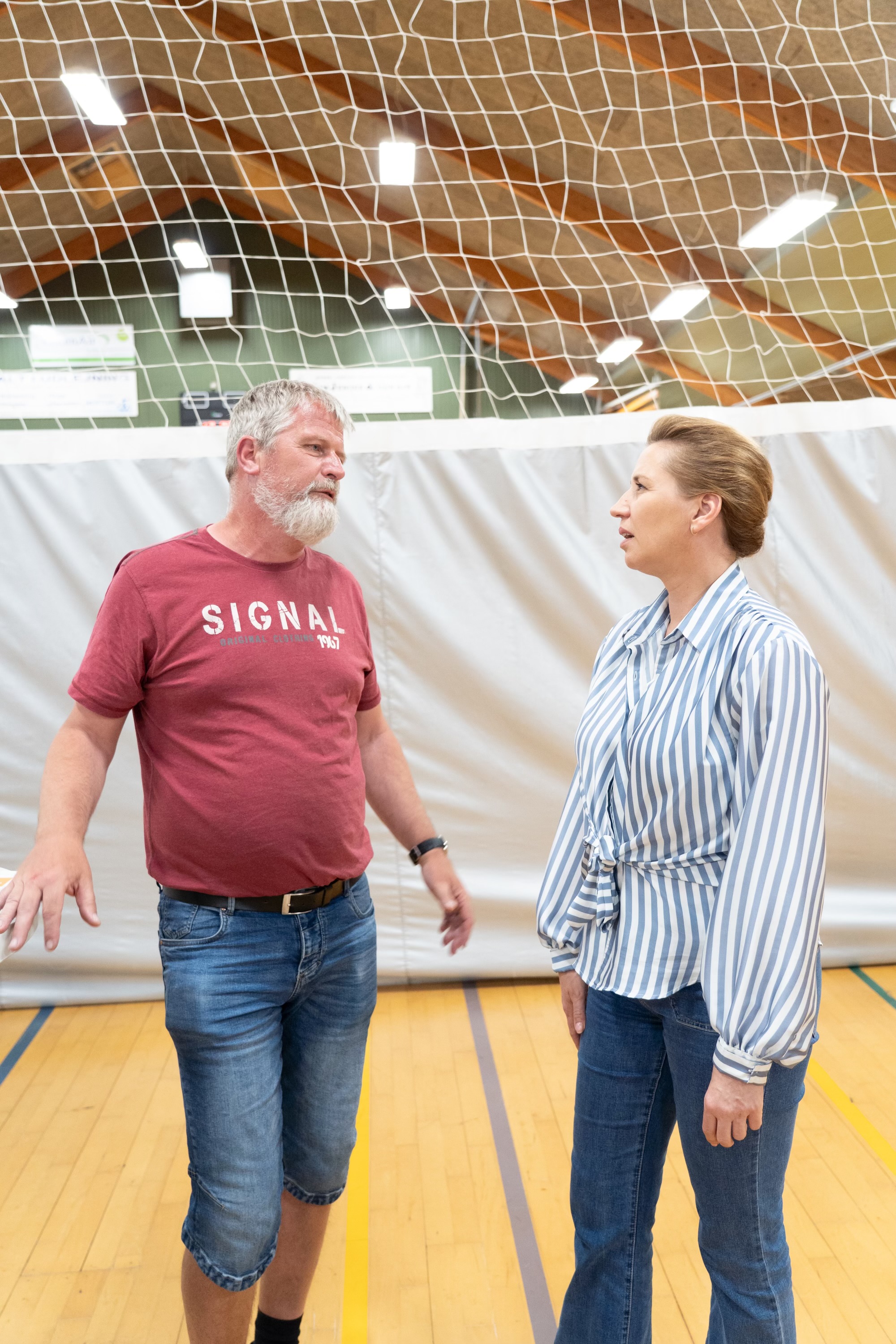 Statsminister Mette Frederiksen taler med borger til borgermødet i Frederikshavn
