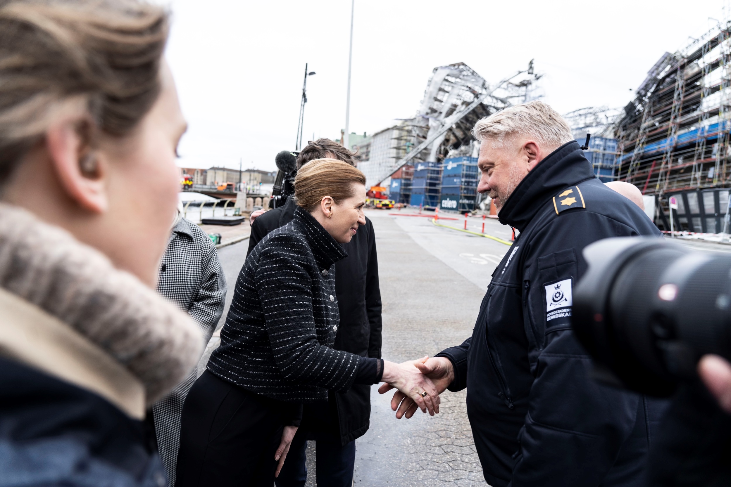 Statsminister Mette Frederiksen hilser på direktør i Hovedstadens Beredskab Jacob Vedsted Andersen