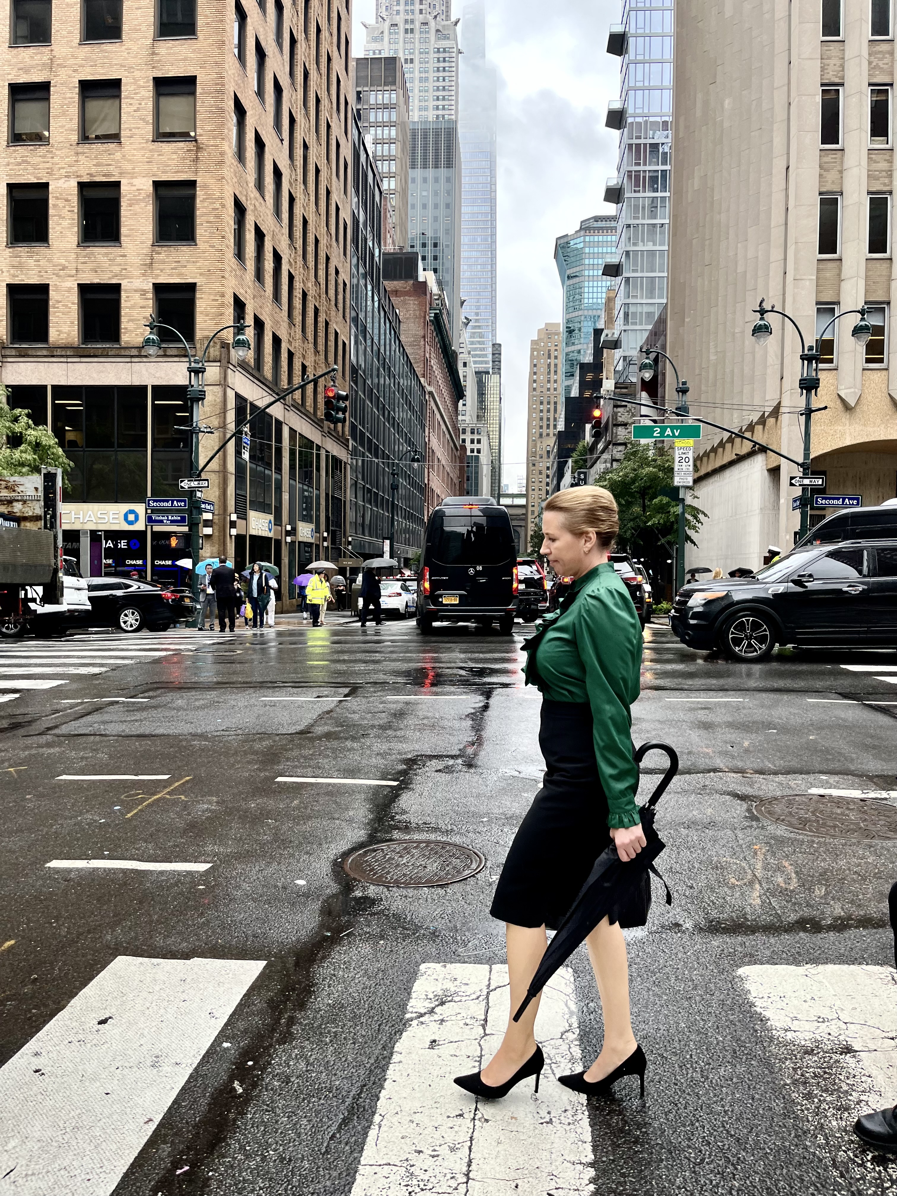 Statsminister Mette Frederiksen går udenfor